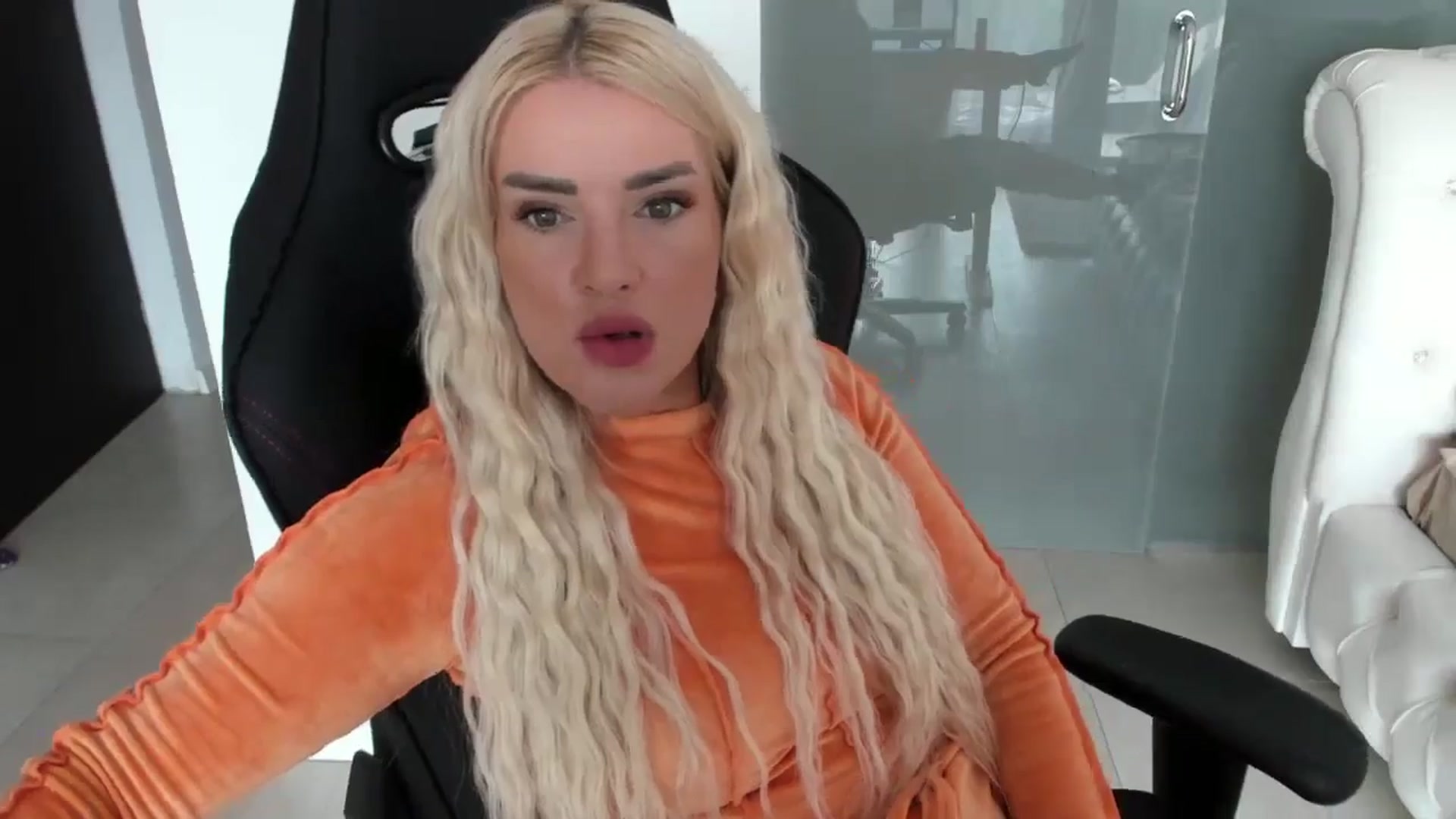 Gallery image thumbnail from Allesia_'s myfreecams stream on, 04/26/2024, 10:39 image 7 of 20