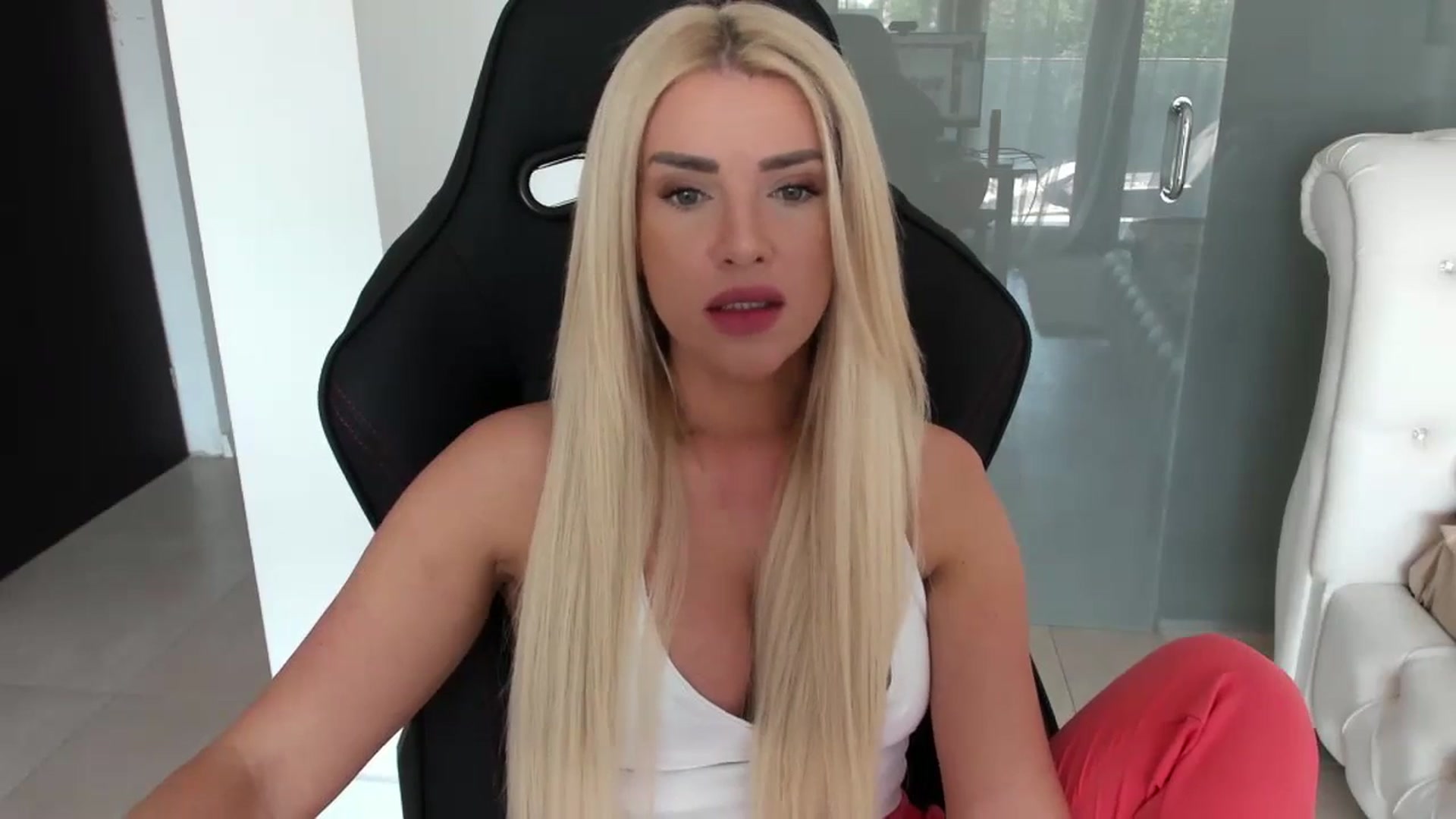 Gallery image thumbnail from Allesia_'s myfreecams stream on, 04/27/2024, 09:23 image 2 of 20