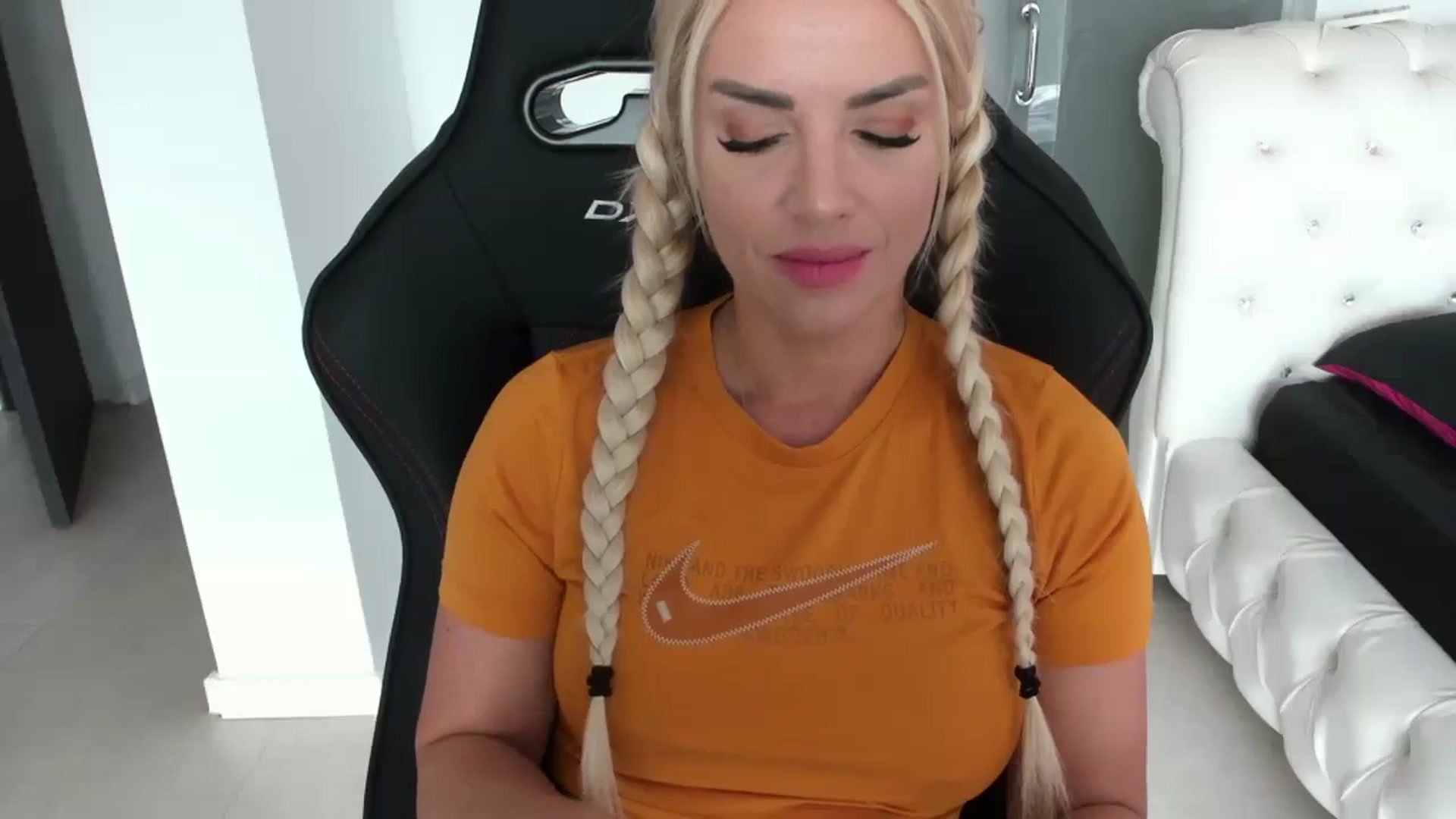 Gallery image thumbnail from Allesia_'s myfreecams stream on, 05/01/2024, 10:53 image 16 of 20