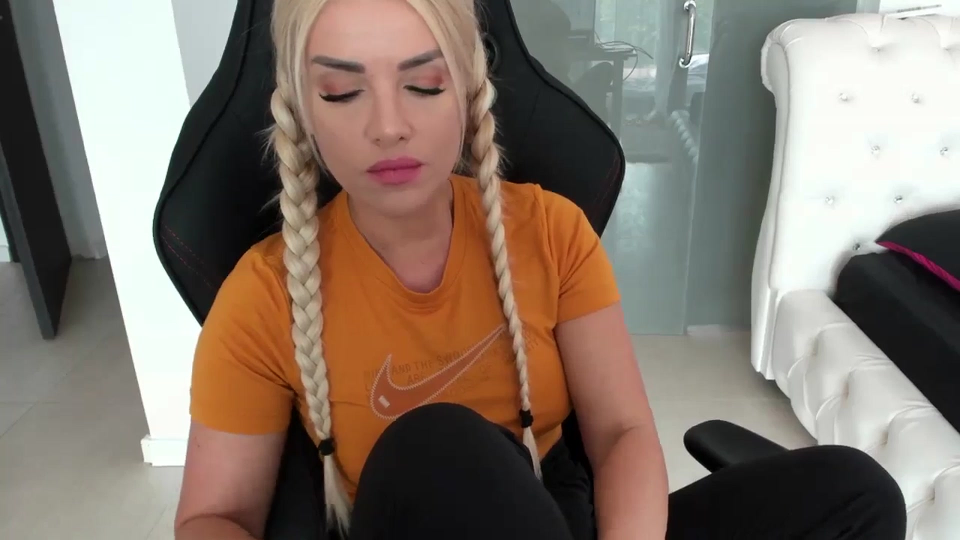 Gallery image thumbnail from Allesia_'s myfreecams stream on, 05/01/2024, 10:53 image 5 of 20