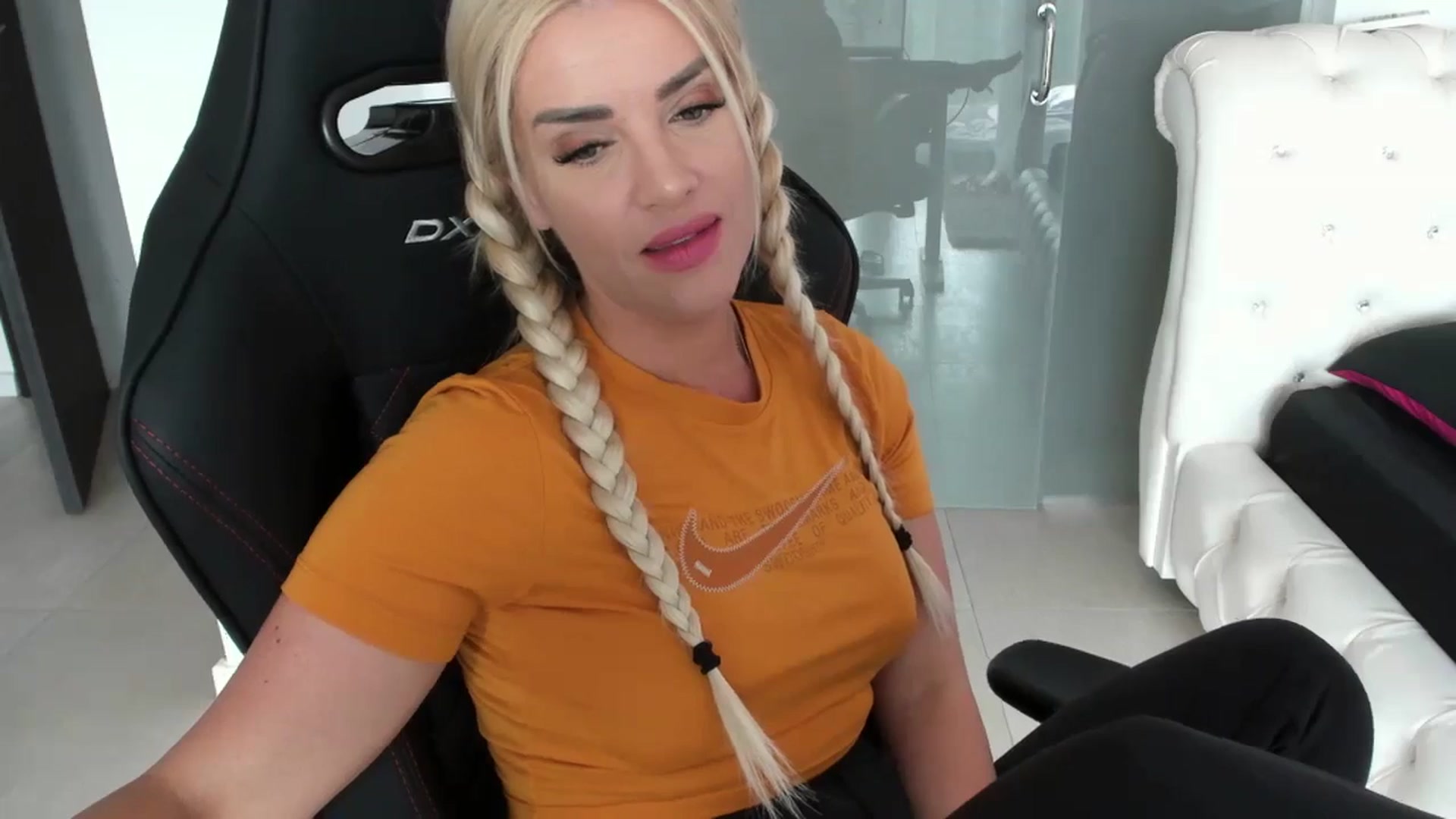 Gallery image thumbnail from Allesia_'s myfreecams stream on, 05/01/2024, 10:53 image 12 of 20