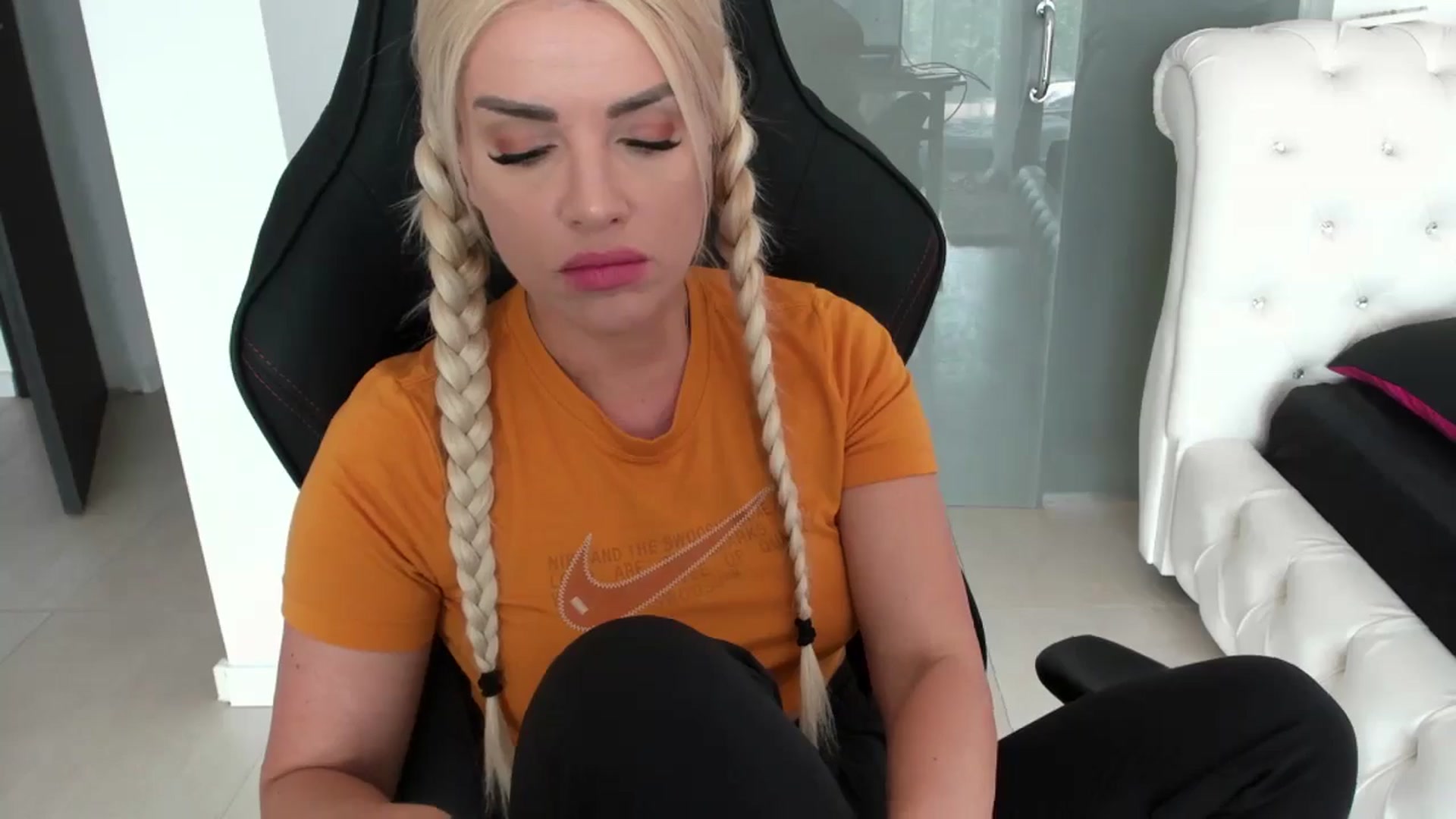 Gallery image thumbnail from Allesia_'s myfreecams stream on, 05/01/2024, 10:53 image 6 of 20