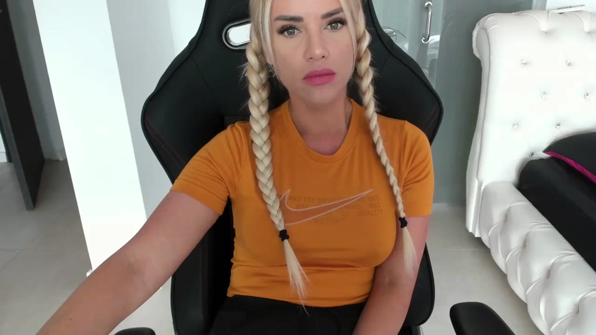Gallery image thumbnail from Allesia_'s myfreecams stream on, 05/01/2024, 10:53 image 8 of 20