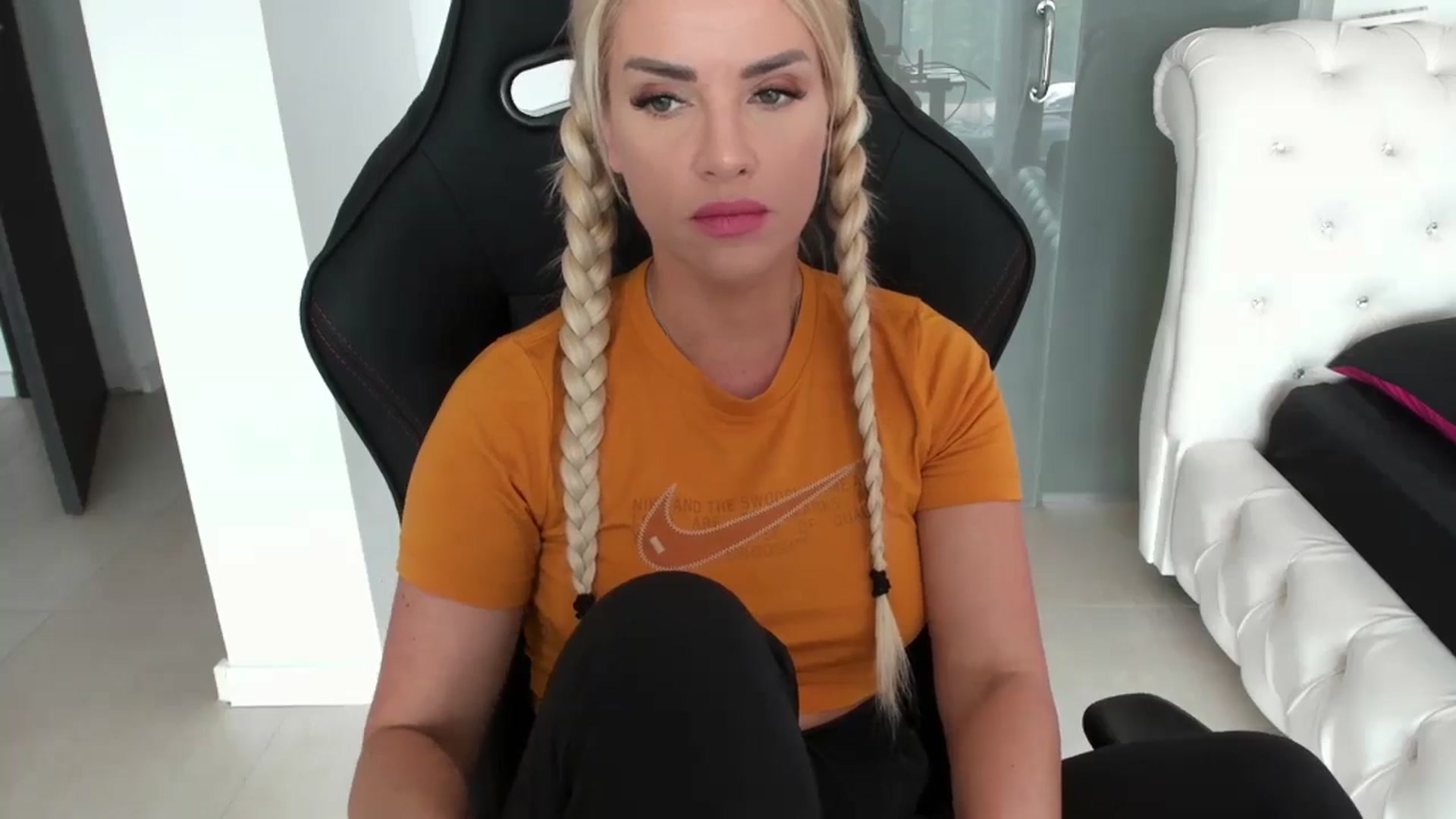 Gallery image thumbnail from Allesia_'s myfreecams stream on, 05/01/2024, 10:53 image 2 of 20