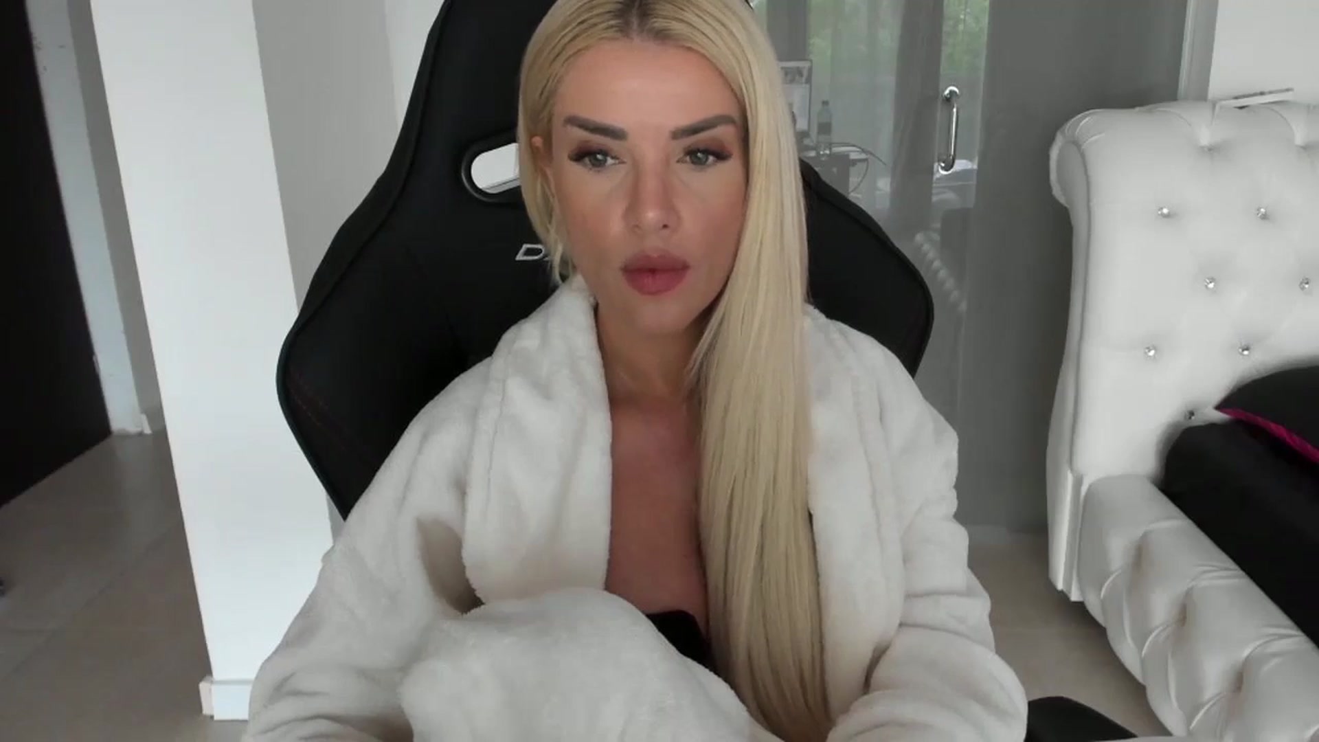 Gallery image thumbnail from Allesia_'s myfreecams stream on, 05/03/2024, 09:57 image 11 of 20