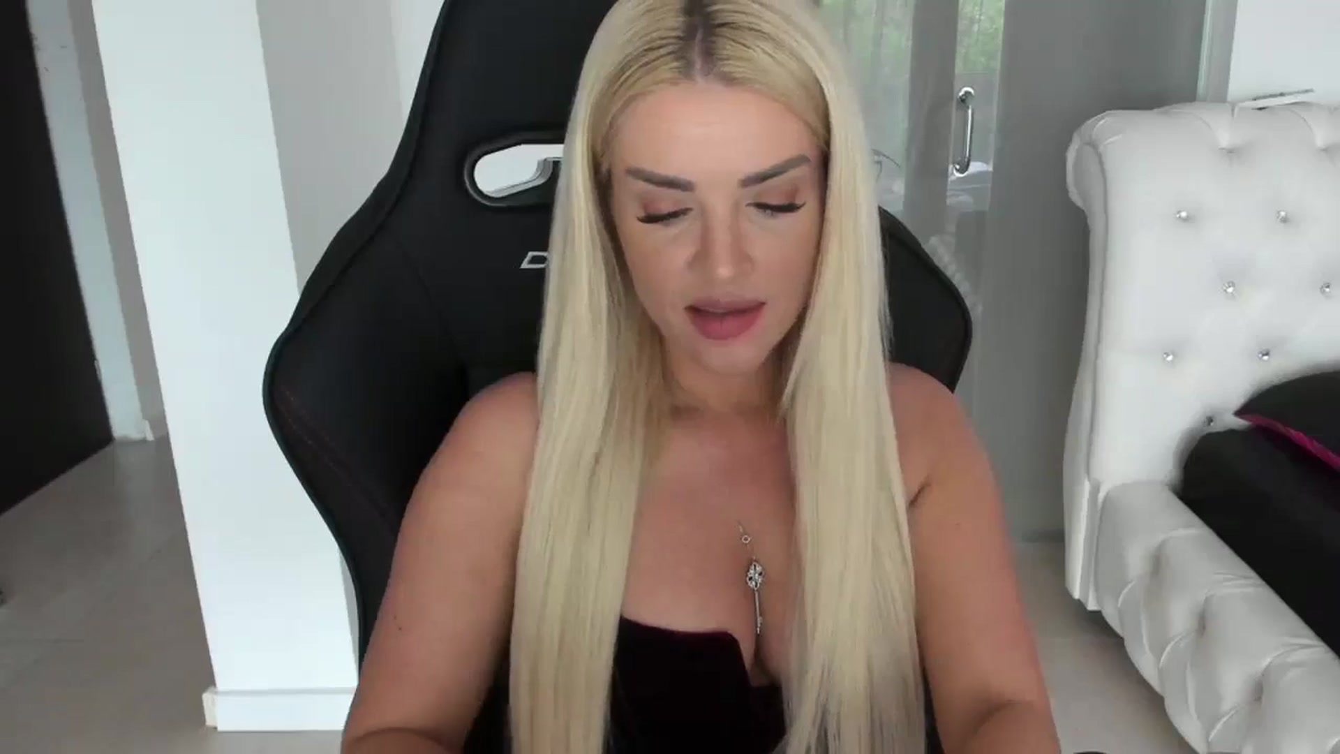 Gallery image thumbnail from Allesia_'s myfreecams stream on, 05/03/2024, 09:57 image 3 of 20