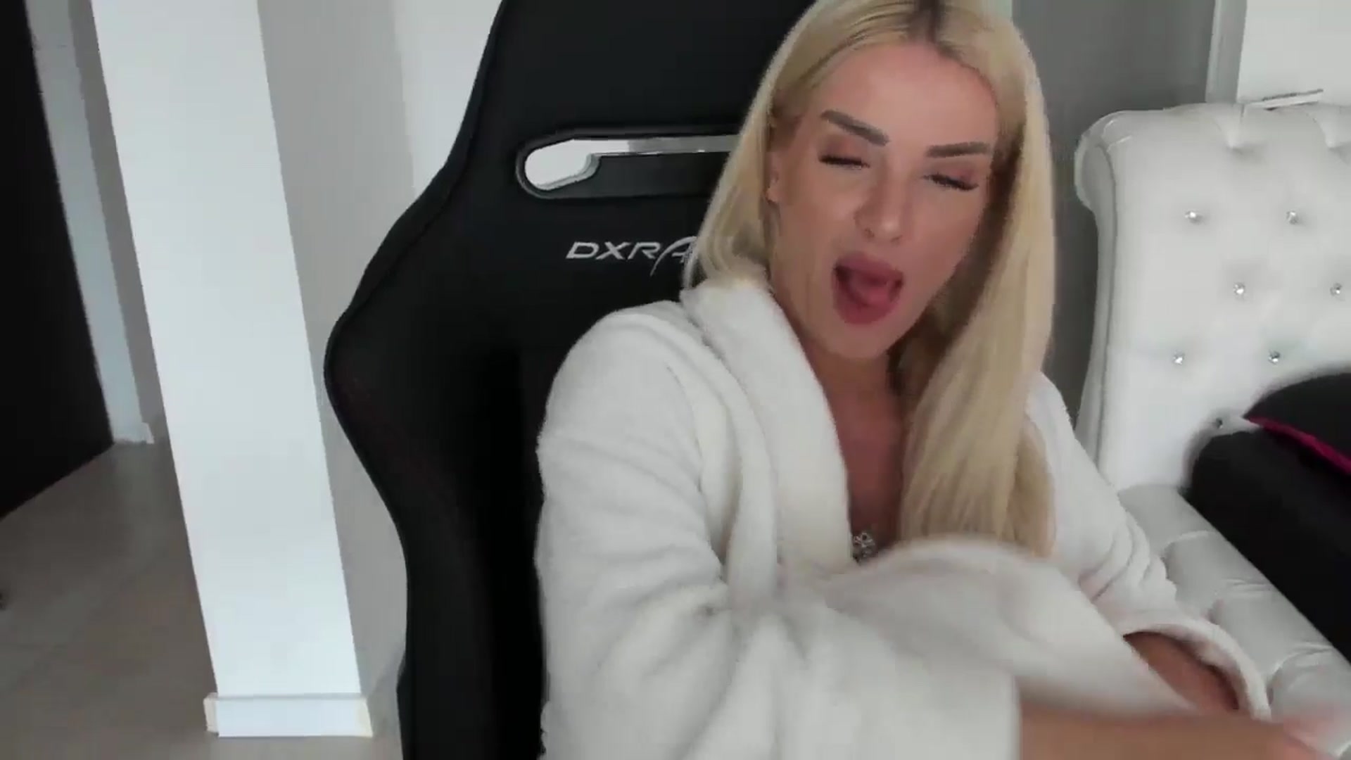 Gallery image thumbnail from Allesia_'s myfreecams stream on, 05/03/2024, 09:57 image 14 of 20