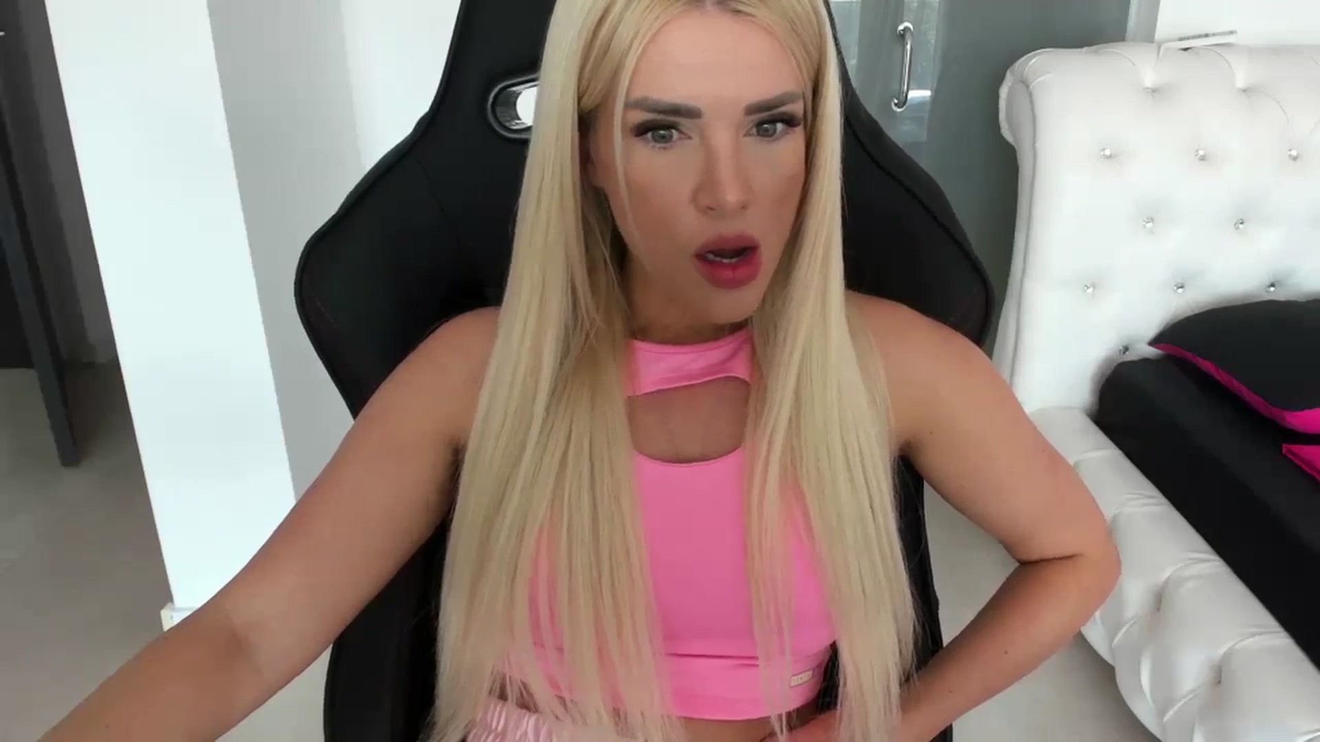 Gallery image thumbnail from Allesia_'s myfreecams stream on, 05/07/2024, 09:45 image 11 of 20