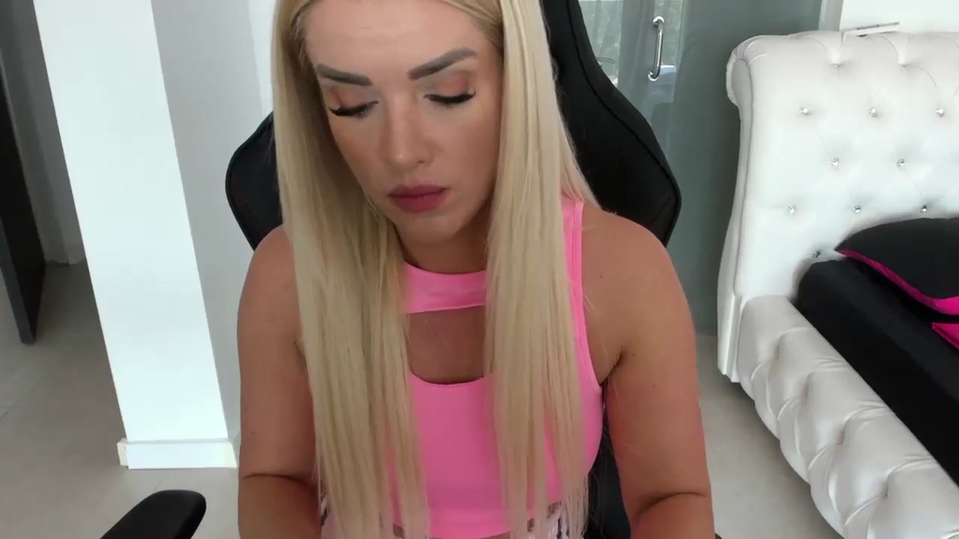 Gallery image thumbnail from Allesia_'s myfreecams stream on, 05/07/2024, 10:05 image 16 of 20