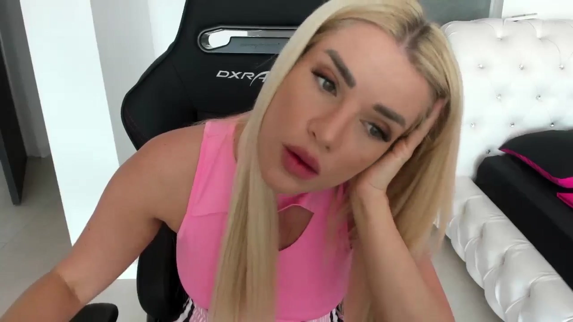 Gallery image thumbnail from Allesia_'s myfreecams stream on, 05/07/2024, 10:05 image 17 of 20