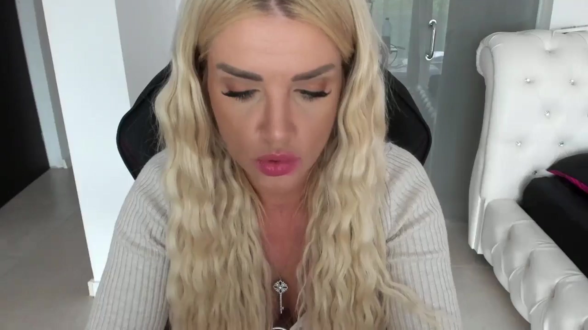 Gallery image thumbnail from Allesia_'s myfreecams stream on, 05/09/2024, 10:59 image 13 of 20