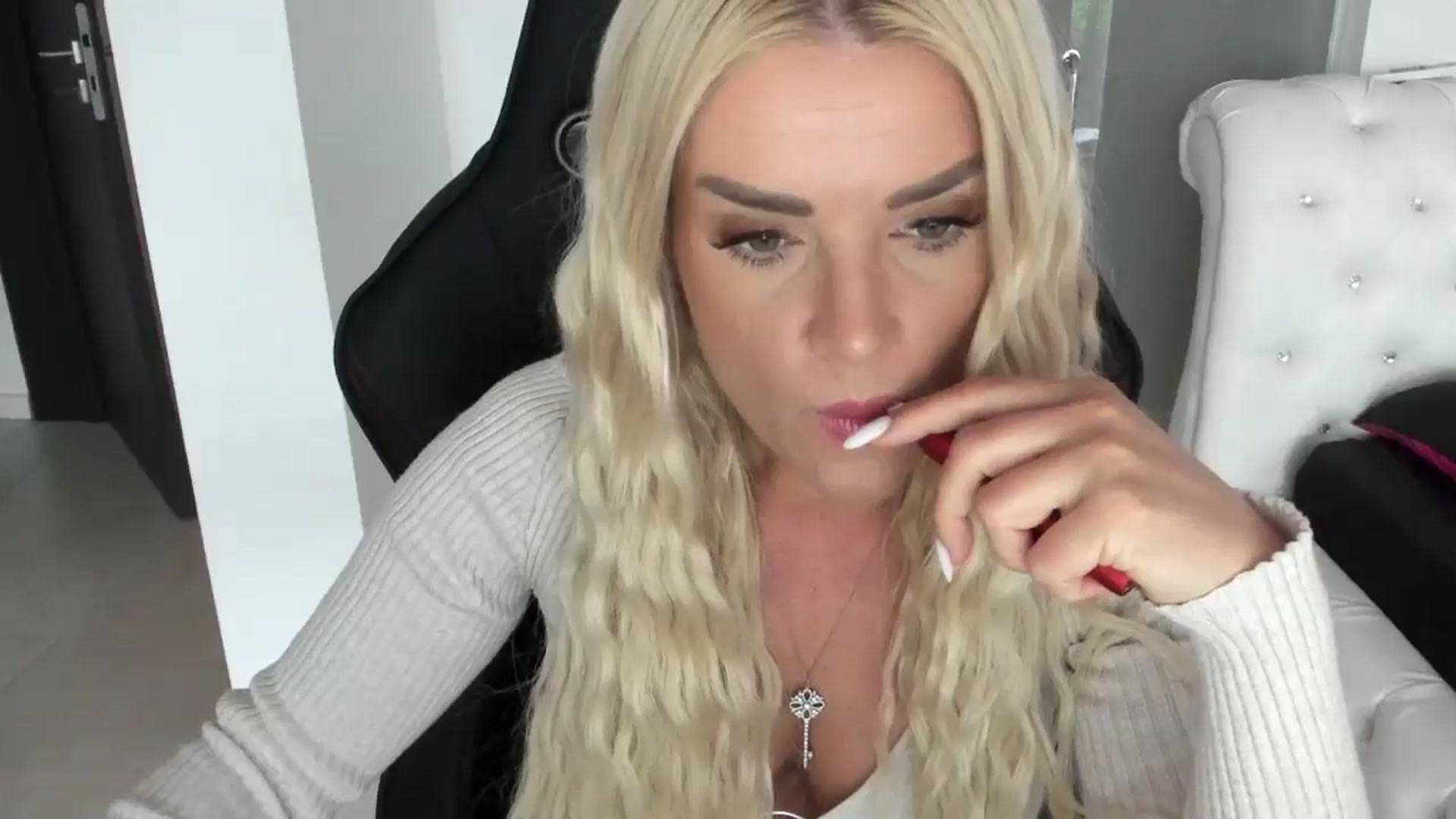 Gallery image thumbnail from Allesia_'s myfreecams stream on, 05/09/2024, 10:59 image 7 of 20