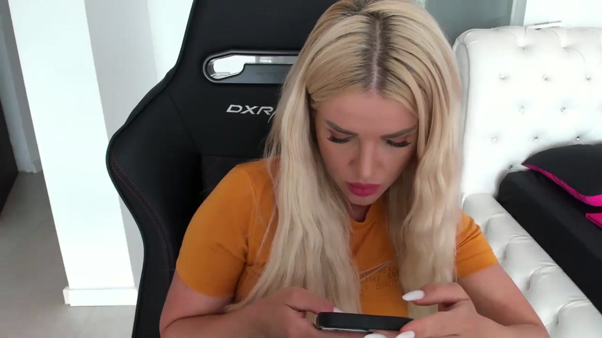 Gallery image thumbnail from Allesia_'s myfreecams stream on, 05/12/2024, 11:26 image 17 of 20