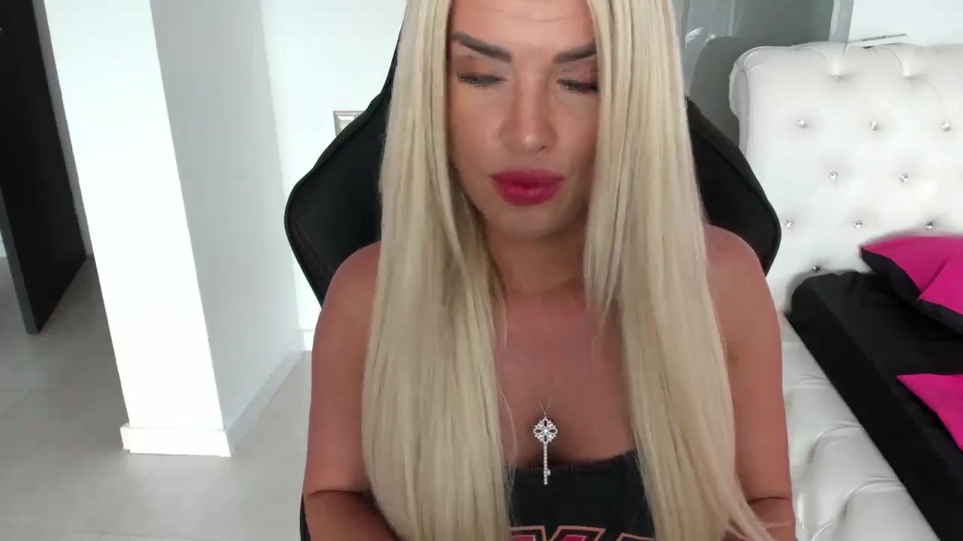Gallery image thumbnail from Allesia_'s myfreecams stream on, 06/14/2024, 10:54 image 12 of 20