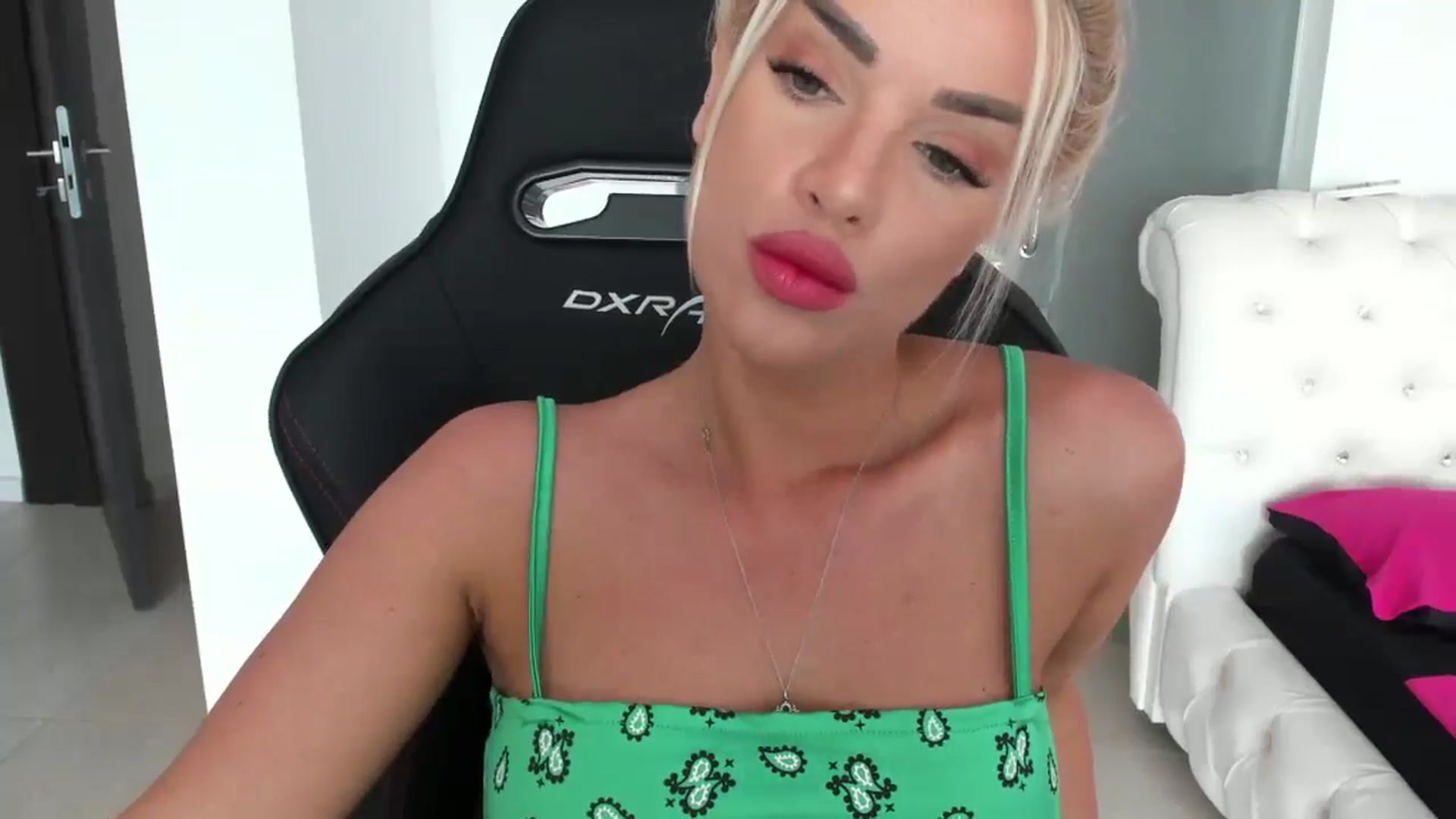 Gallery image thumbnail from Allesia_'s myfreecams stream on, 06/15/2024, 11:09 image 4 of 20