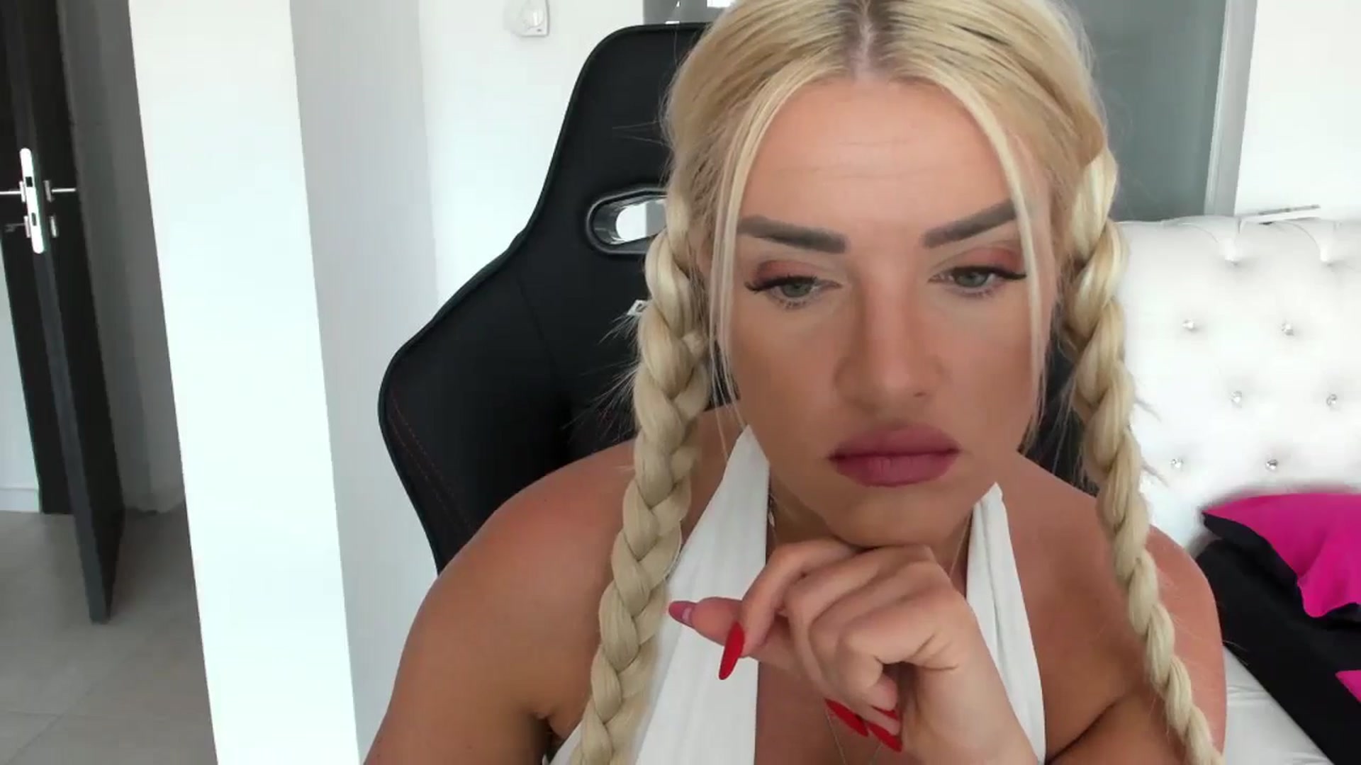 Gallery image thumbnail from Allesia_'s myfreecams stream on, 06/17/2024, 09:17 image 6 of 20
