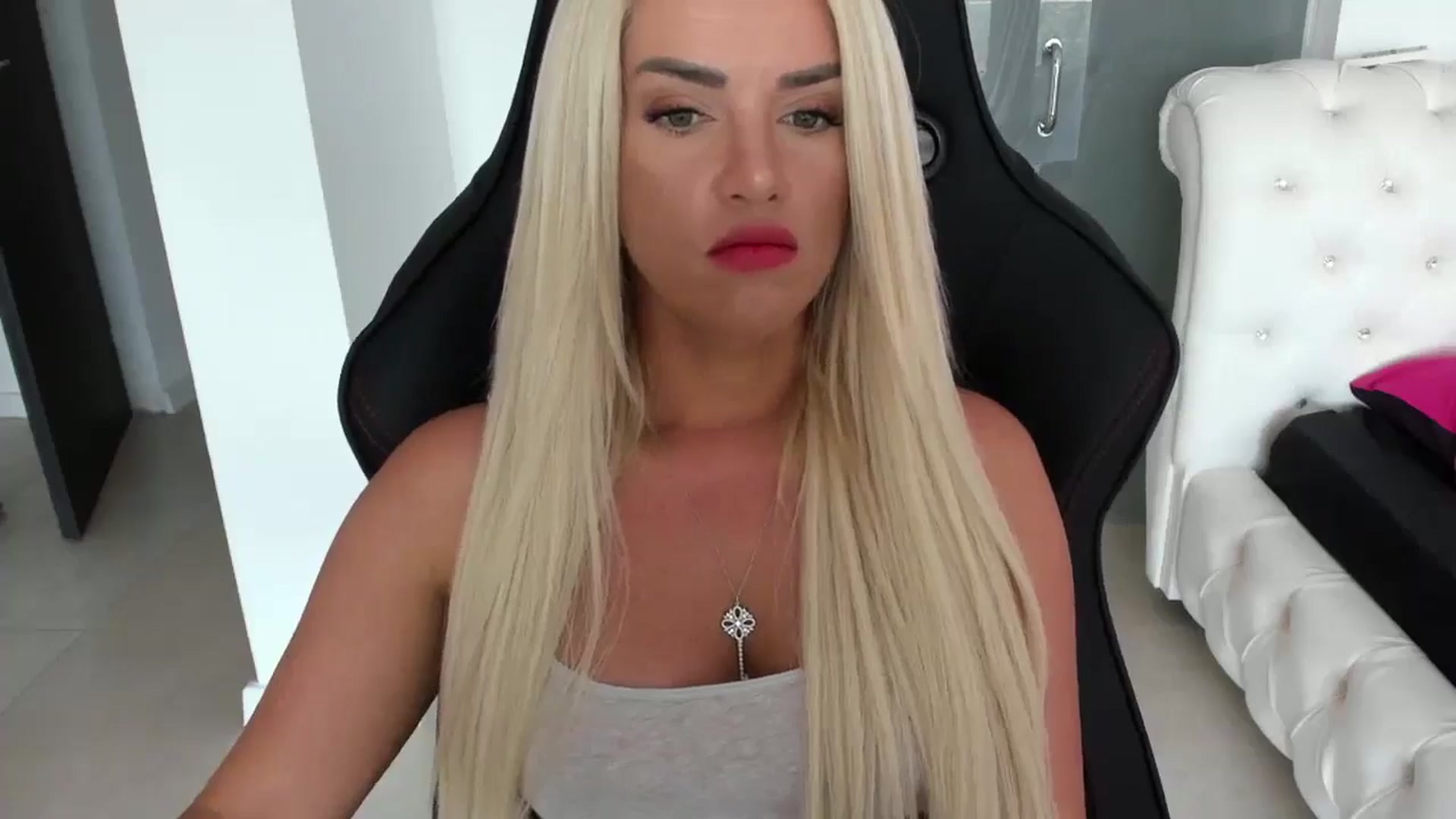 Gallery image thumbnail from Allesia_'s myfreecams stream on, 06/18/2024, 11:40 image 7 of 20