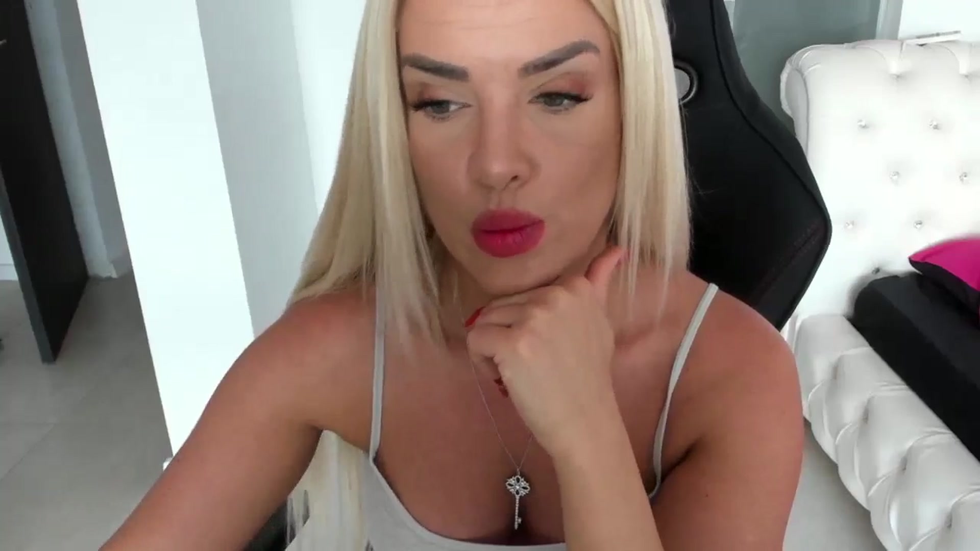 Gallery image thumbnail from Allesia_'s myfreecams stream on, 06/18/2024, 11:40 image 13 of 20