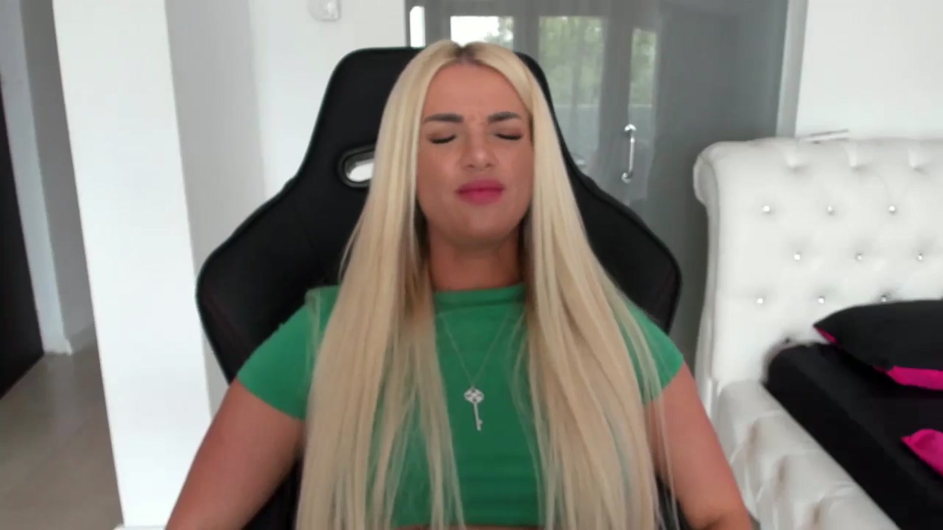 Gallery image thumbnail from Allesia_'s myfreecams stream on, 06/21/2024, 08:22 image 13 of 20