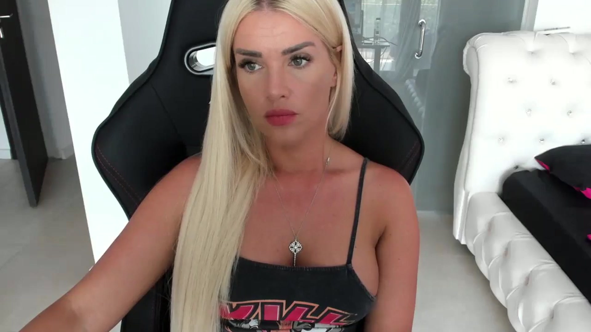 Gallery image thumbnail from Allesia_'s myfreecams stream on, 06/25/2024, 11:22 image 10 of 20