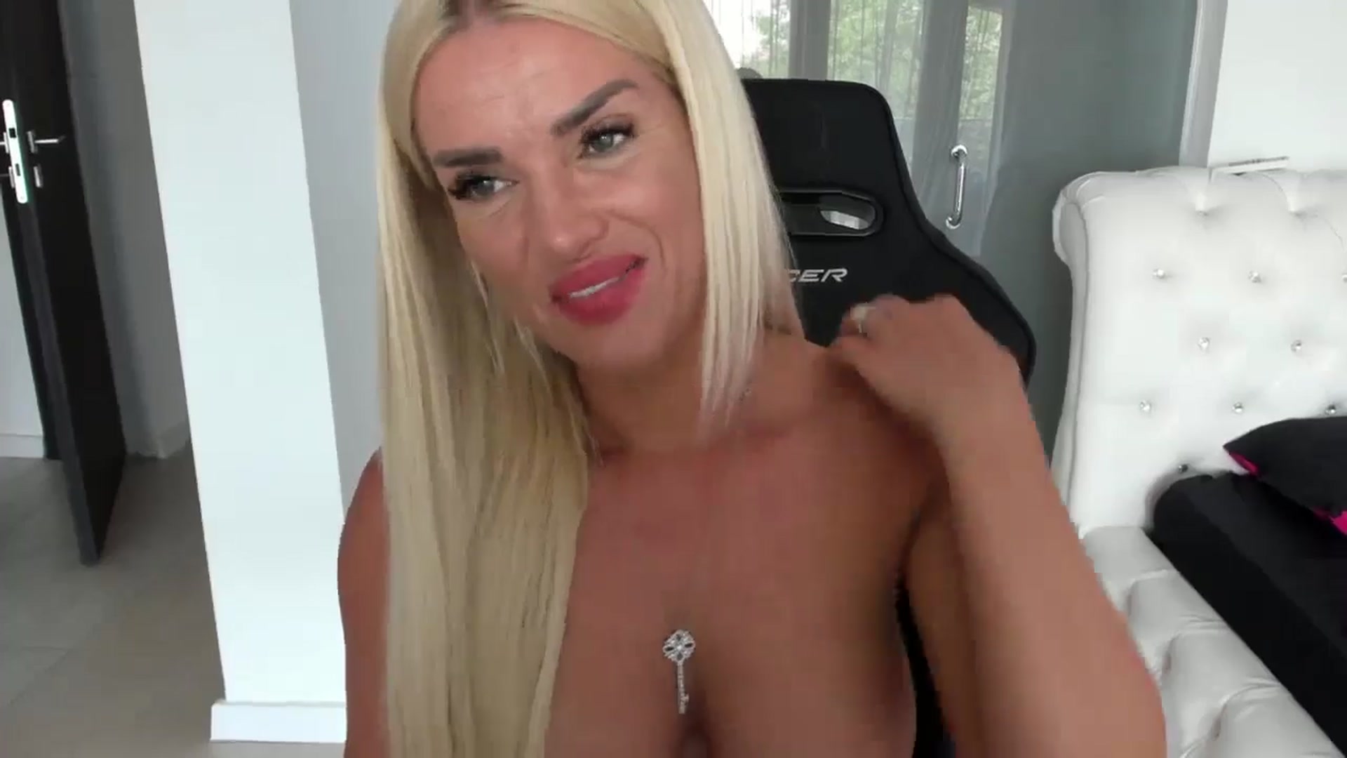 Gallery image thumbnail from Allesia_'s myfreecams stream on, 06/25/2024, 11:22 image 16 of 20