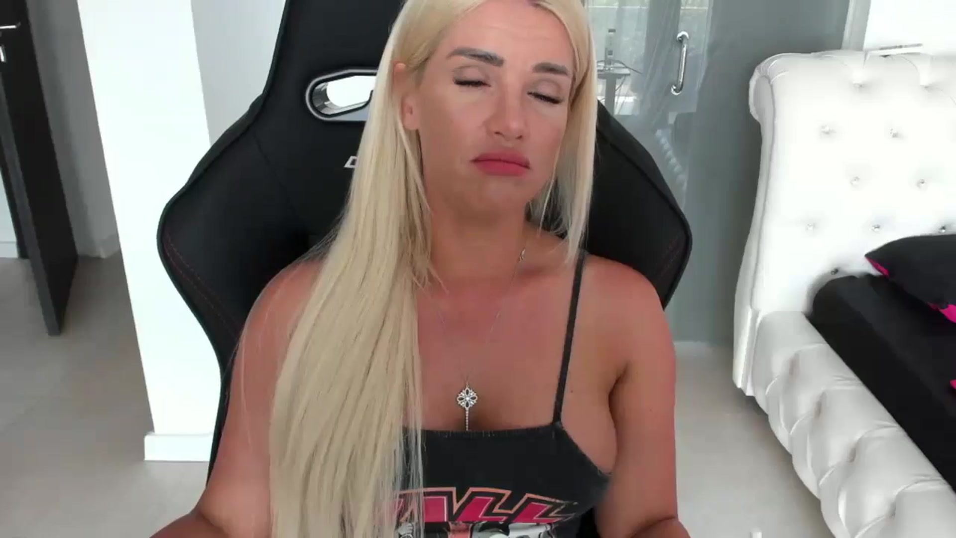 Gallery image thumbnail from Allesia_'s myfreecams stream on, 06/25/2024, 11:22 image 9 of 20