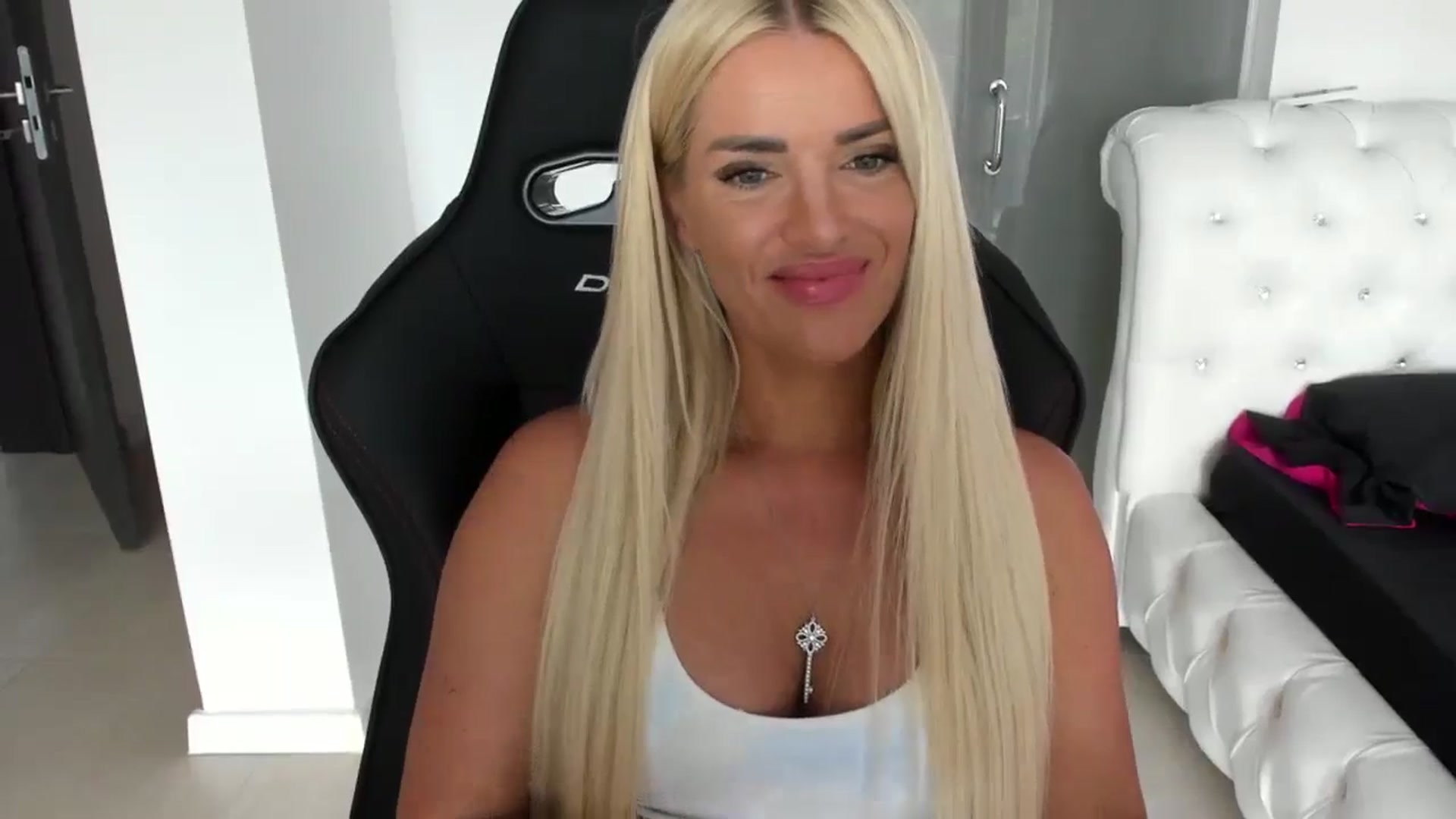 Gallery image thumbnail from Allesia_'s myfreecams stream on, 06/29/2024, 10:10 image 2 of 20