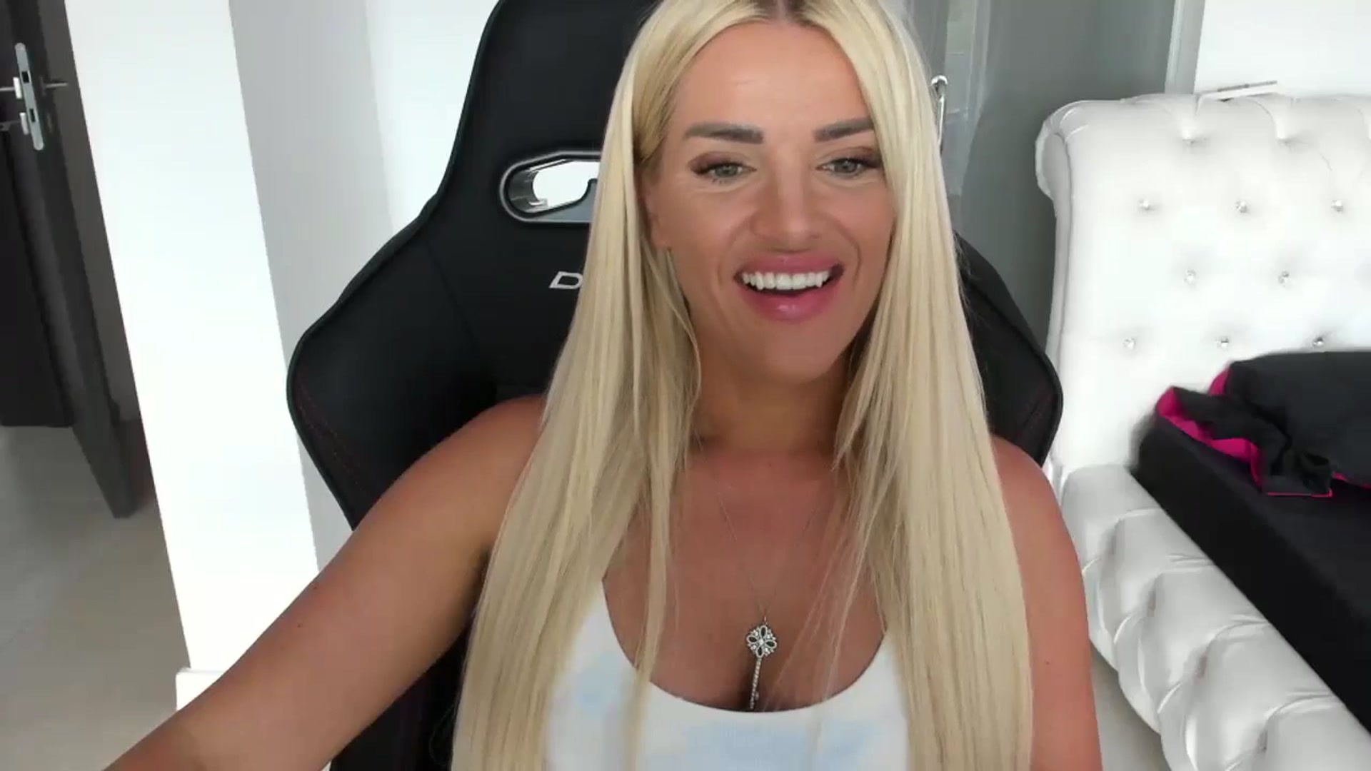 Gallery image thumbnail from Allesia_'s myfreecams stream on, 06/29/2024, 10:10 image 3 of 20