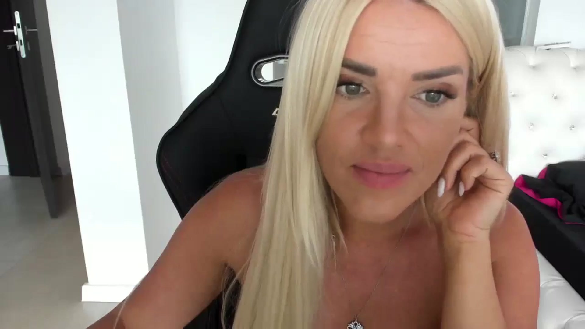 Gallery image thumbnail from Allesia_'s myfreecams stream on, 06/29/2024, 11:28 image 17 of 20