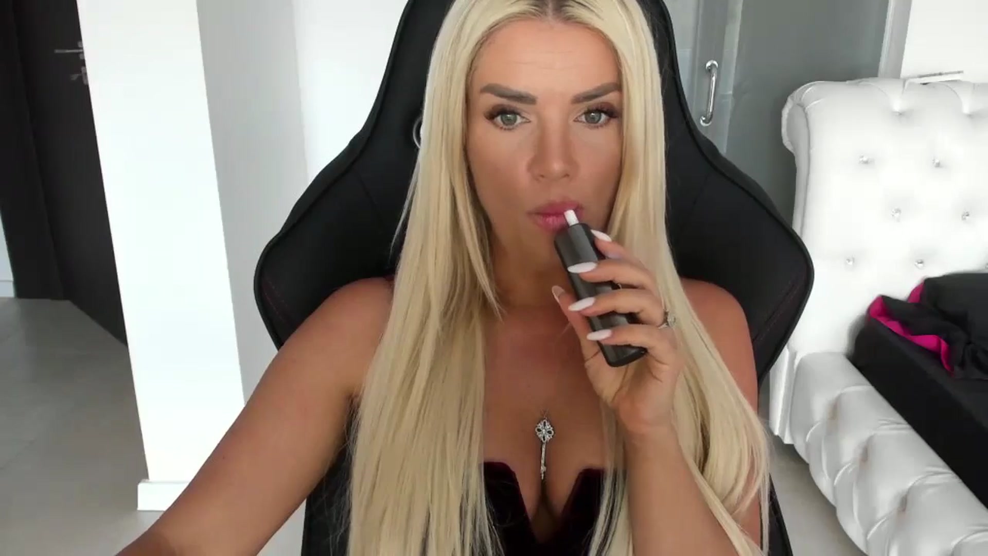 Gallery image thumbnail from Allesia_'s myfreecams stream on, 06/30/2024, 10:18 image 8 of 20