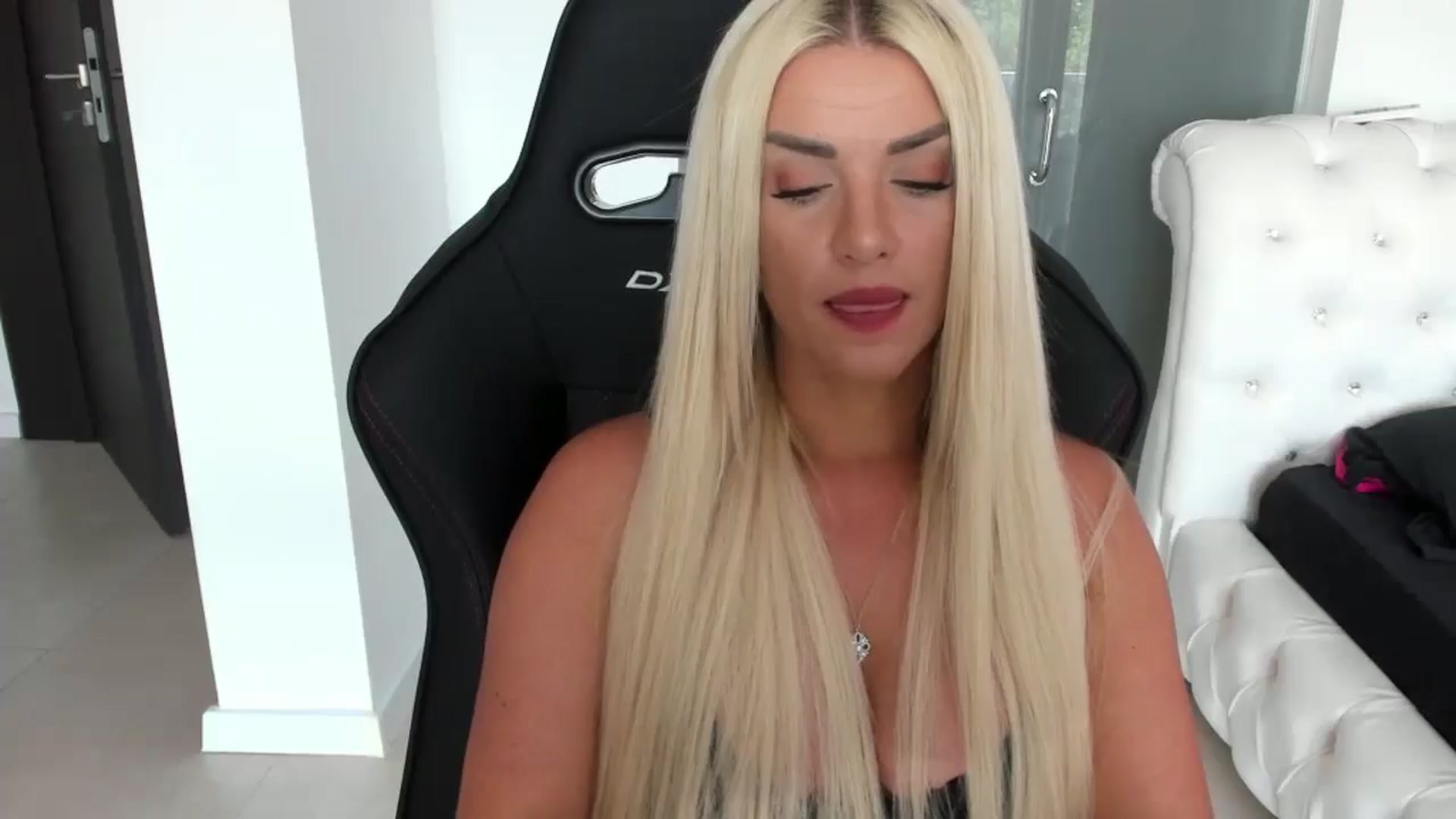 Gallery image thumbnail from Allesia_'s myfreecams stream on, 07/04/2024, 09:04 image 16 of 20