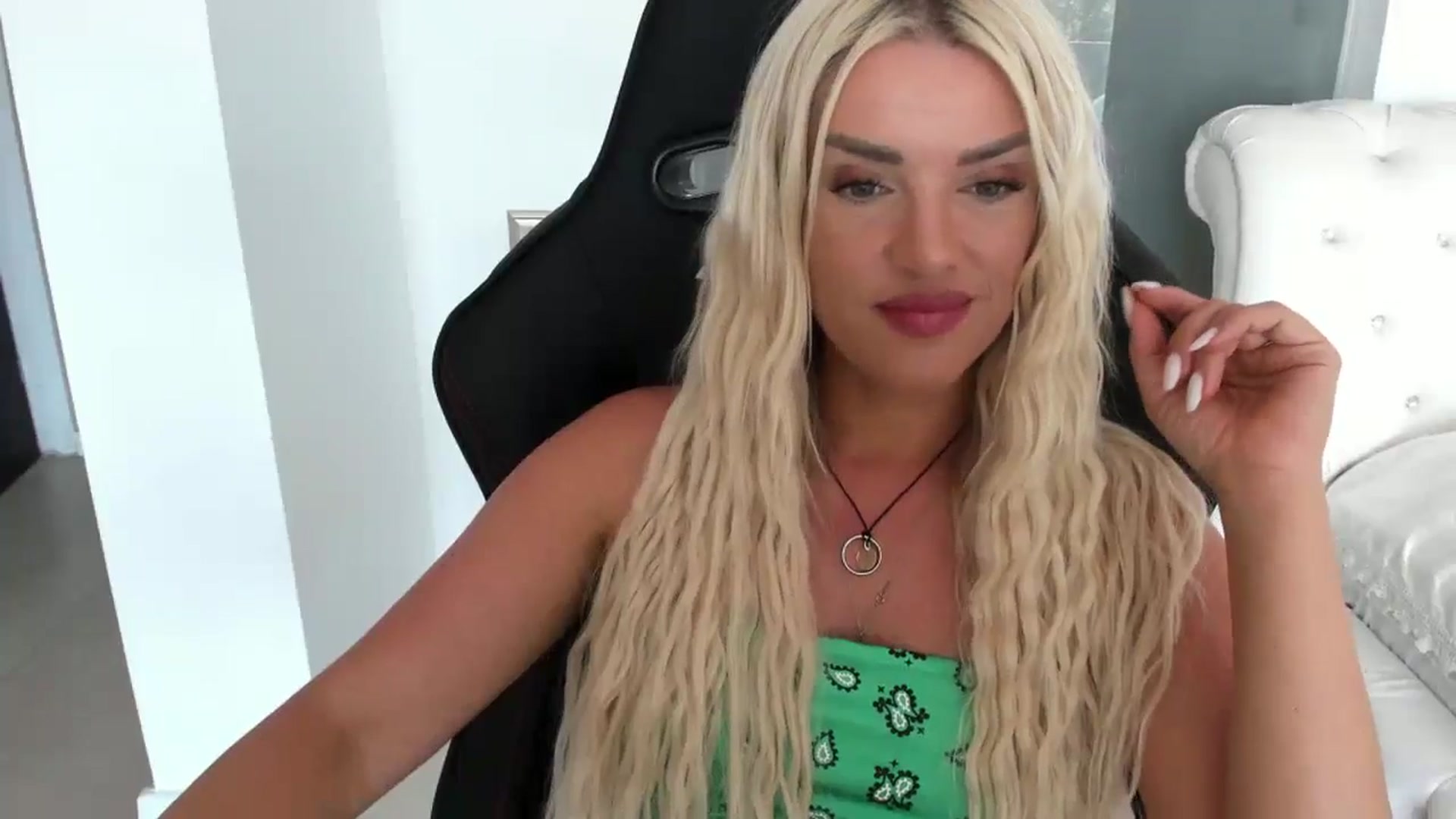 Gallery image thumbnail from Allesia_'s myfreecams stream on, 07/08/2024, 10:38 image 4 of 20