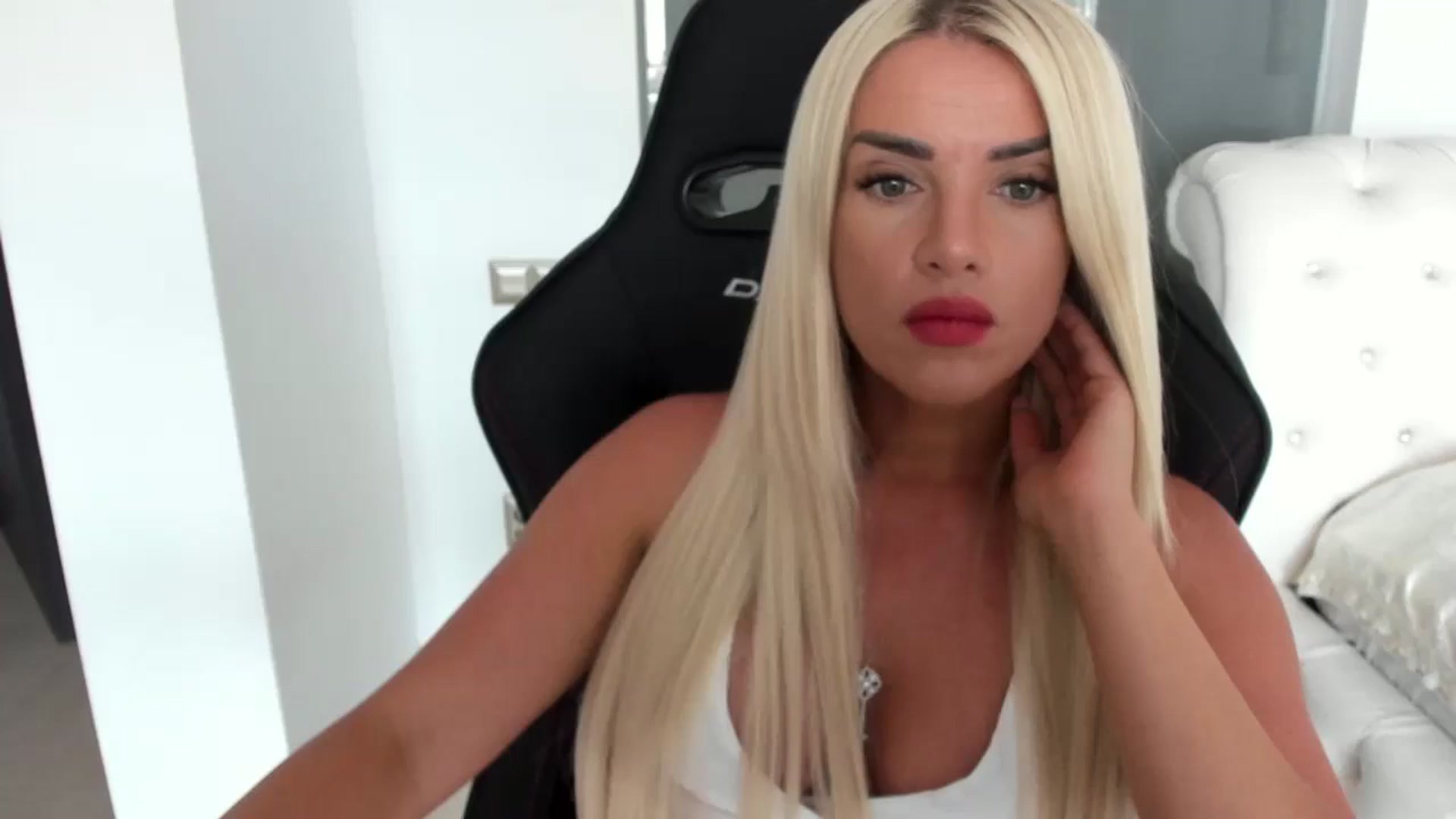 Gallery image thumbnail from Allesia_'s myfreecams stream on, 07/12/2024, 09:37 image 2 of 20
