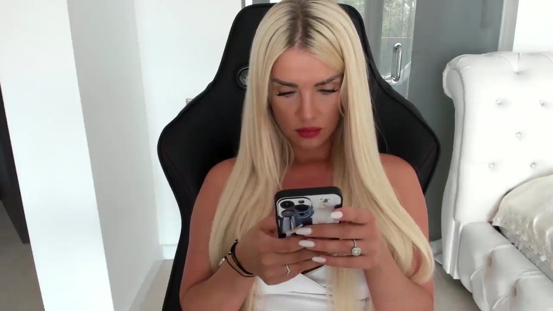 Gallery image thumbnail from Allesia_'s myfreecams stream on, 07/12/2024, 09:37 image 17 of 20