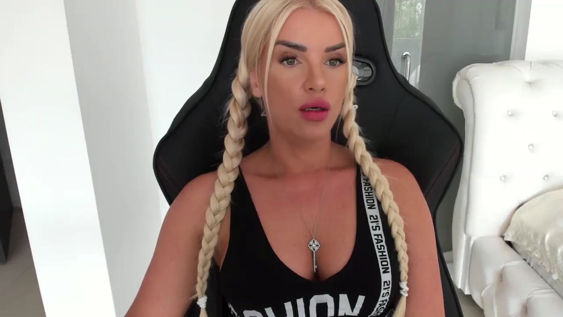 Gallery image thumbnail from Allesia_'s myfreecams stream on, 07/25/2024, 10:32 image 11 of 20