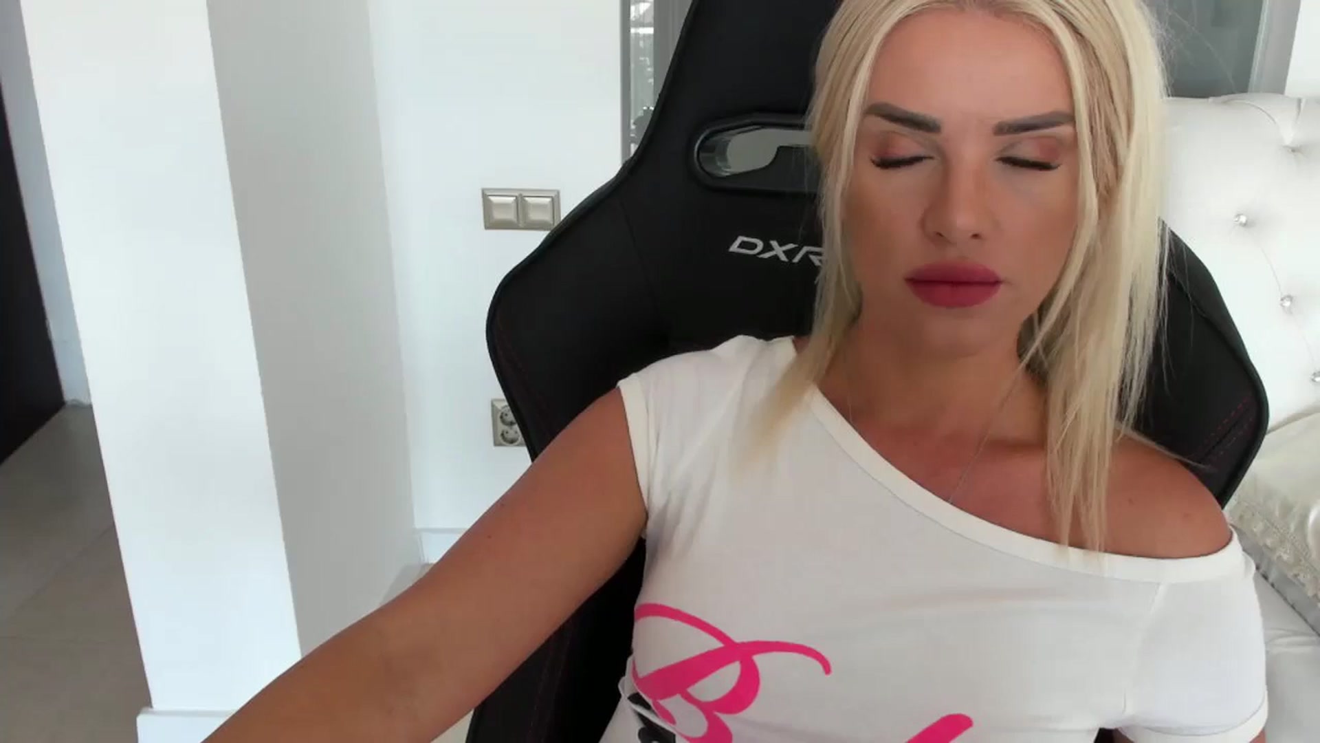 Gallery image thumbnail from Allesia_'s myfreecams stream on, 08/02/2024, 11:01 image 2 of 20