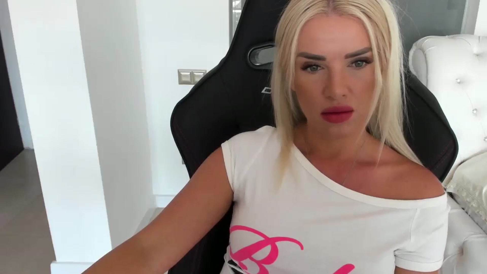 Gallery image thumbnail from Allesia_'s myfreecams stream on, 08/02/2024, 11:01 image 3 of 20