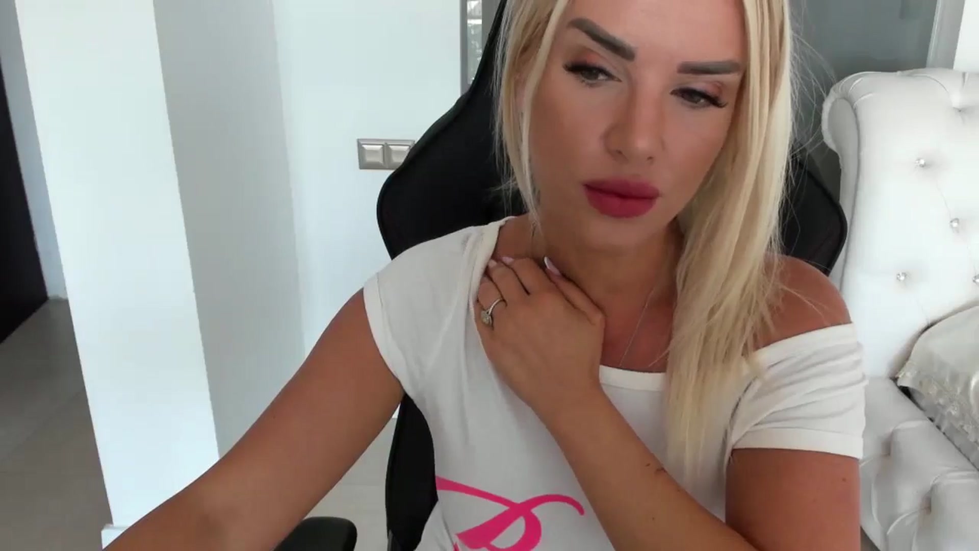 Gallery image thumbnail from Allesia_'s myfreecams stream on, 08/02/2024, 11:01 image 15 of 20