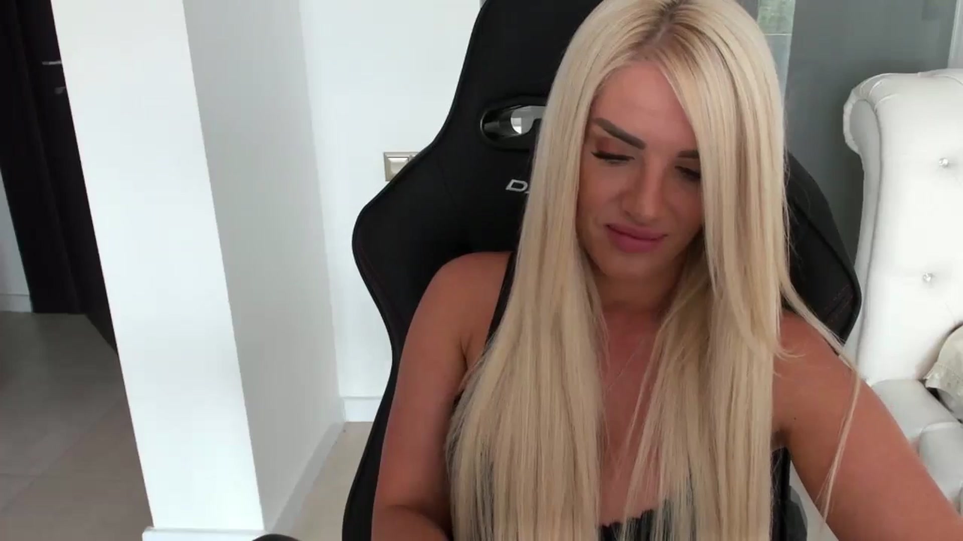 Gallery image thumbnail from Allesia_'s myfreecams stream on, 08/05/2024, 10:07 image 3 of 20