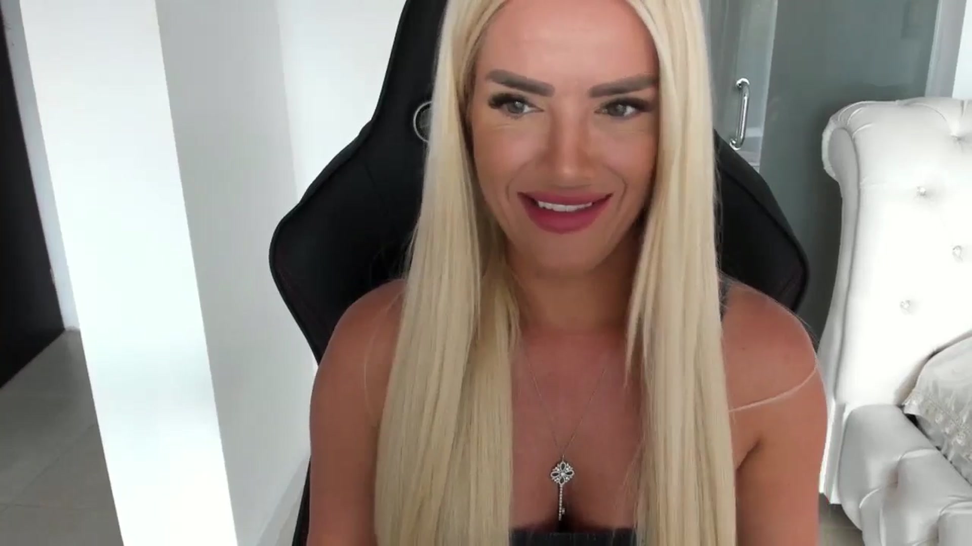 Gallery image thumbnail from Allesia_'s myfreecams stream on, 08/06/2024, 10:49 image 16 of 20
