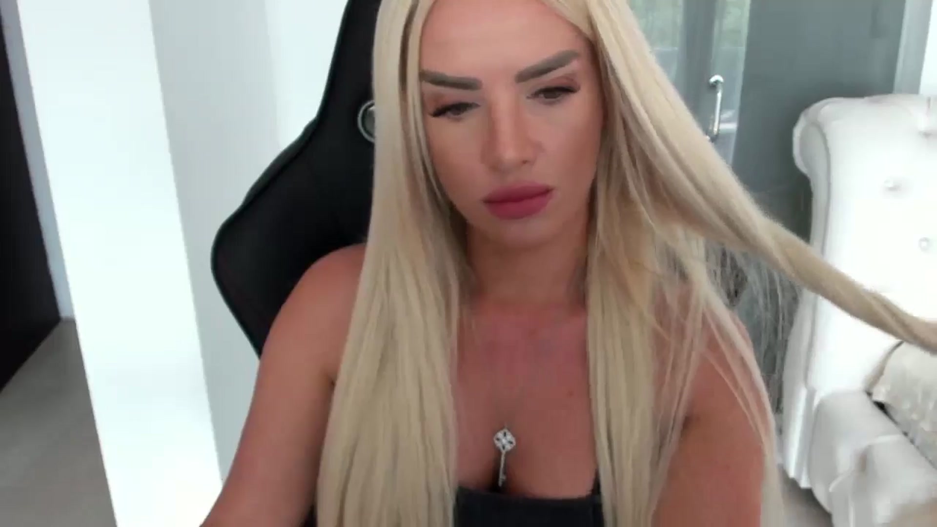 Gallery image thumbnail from Allesia_'s myfreecams stream on, 08/06/2024, 10:49 image 6 of 20