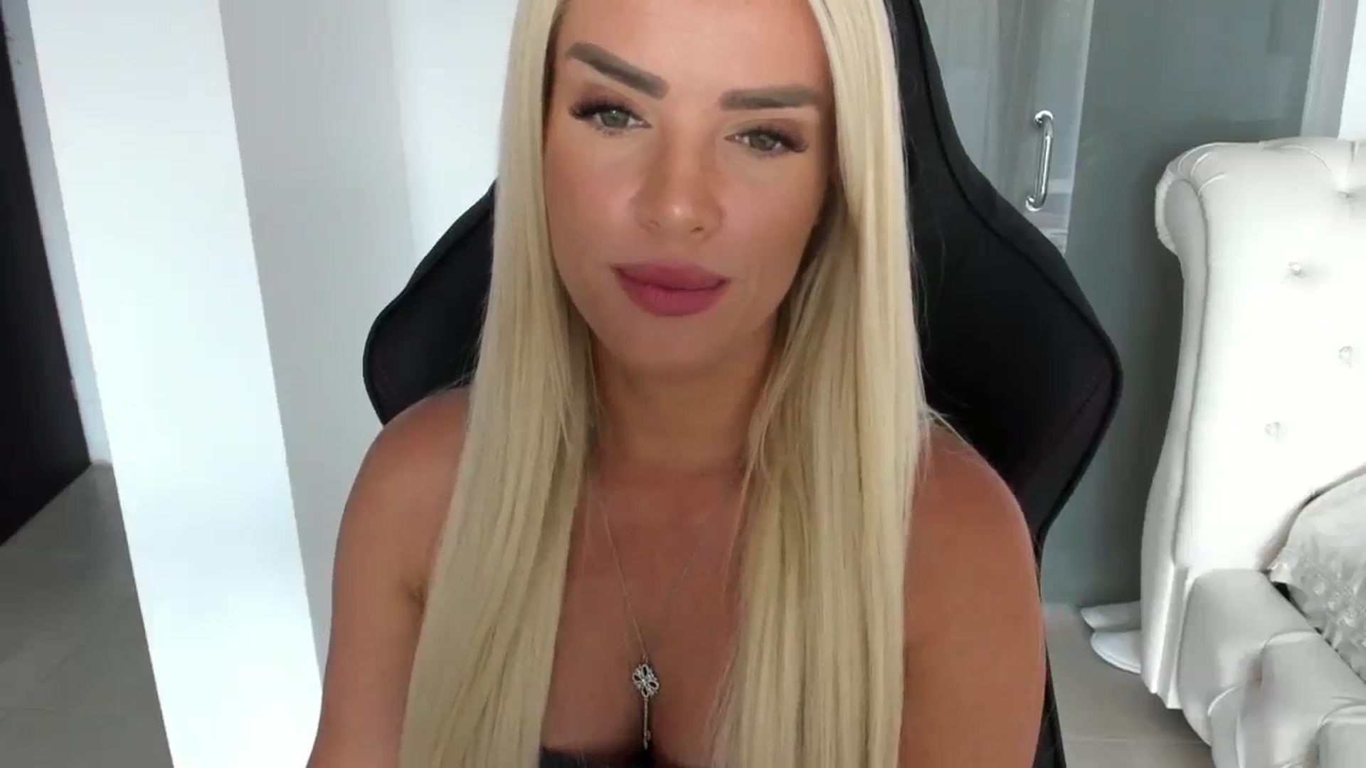 Gallery image thumbnail from Allesia_'s myfreecams stream on, 08/06/2024, 10:49 image 15 of 20