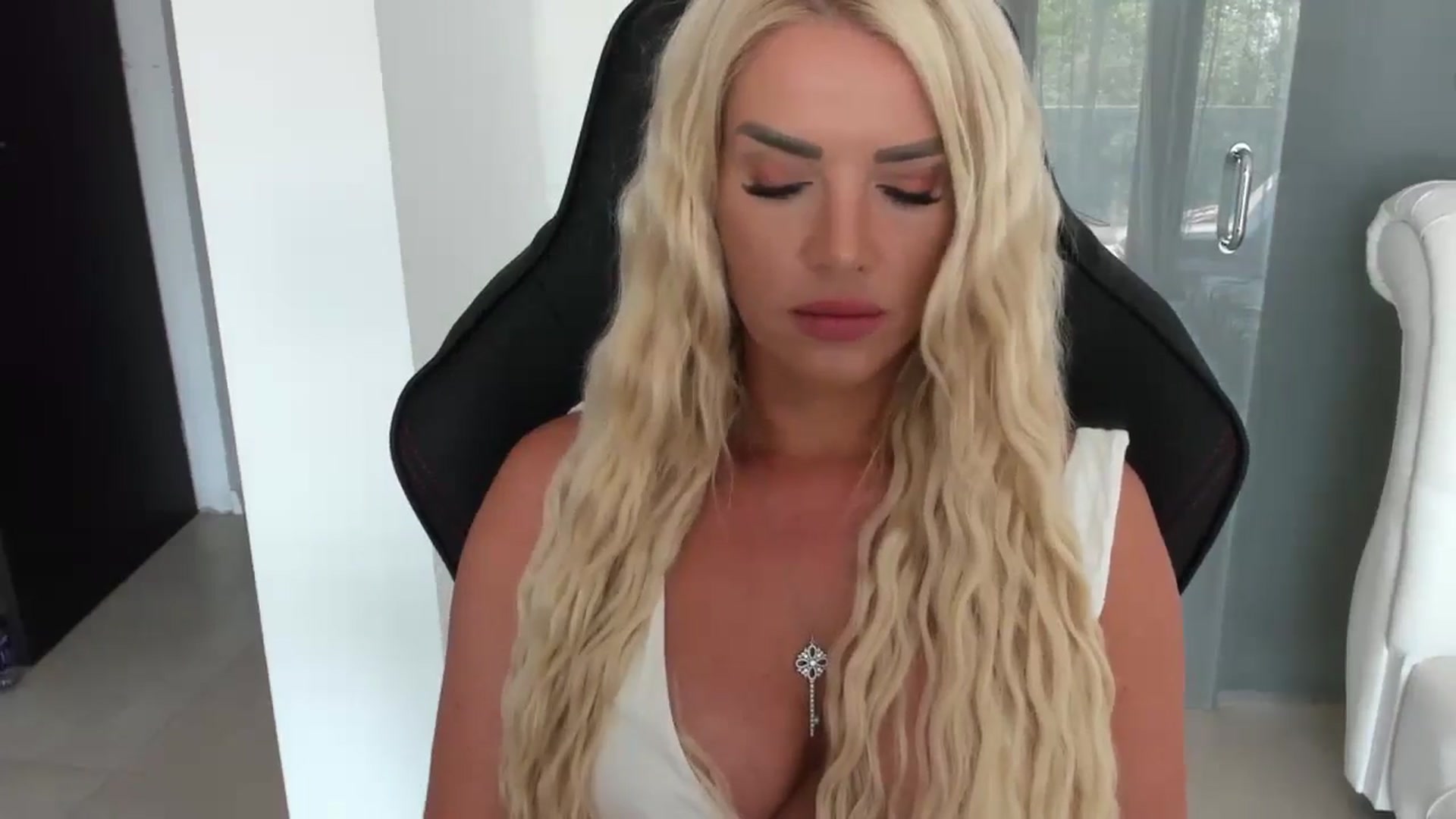 Gallery image thumbnail from Allesia_'s myfreecams stream on, 08/08/2024, 10:03 image 17 of 20