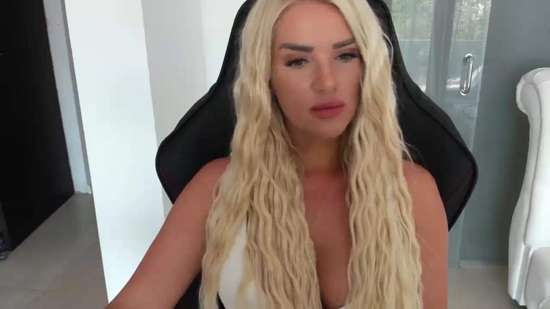 Gallery image thumbnail from Allesia_'s myfreecams stream on, 08/08/2024, 10:03 image 13 of 20