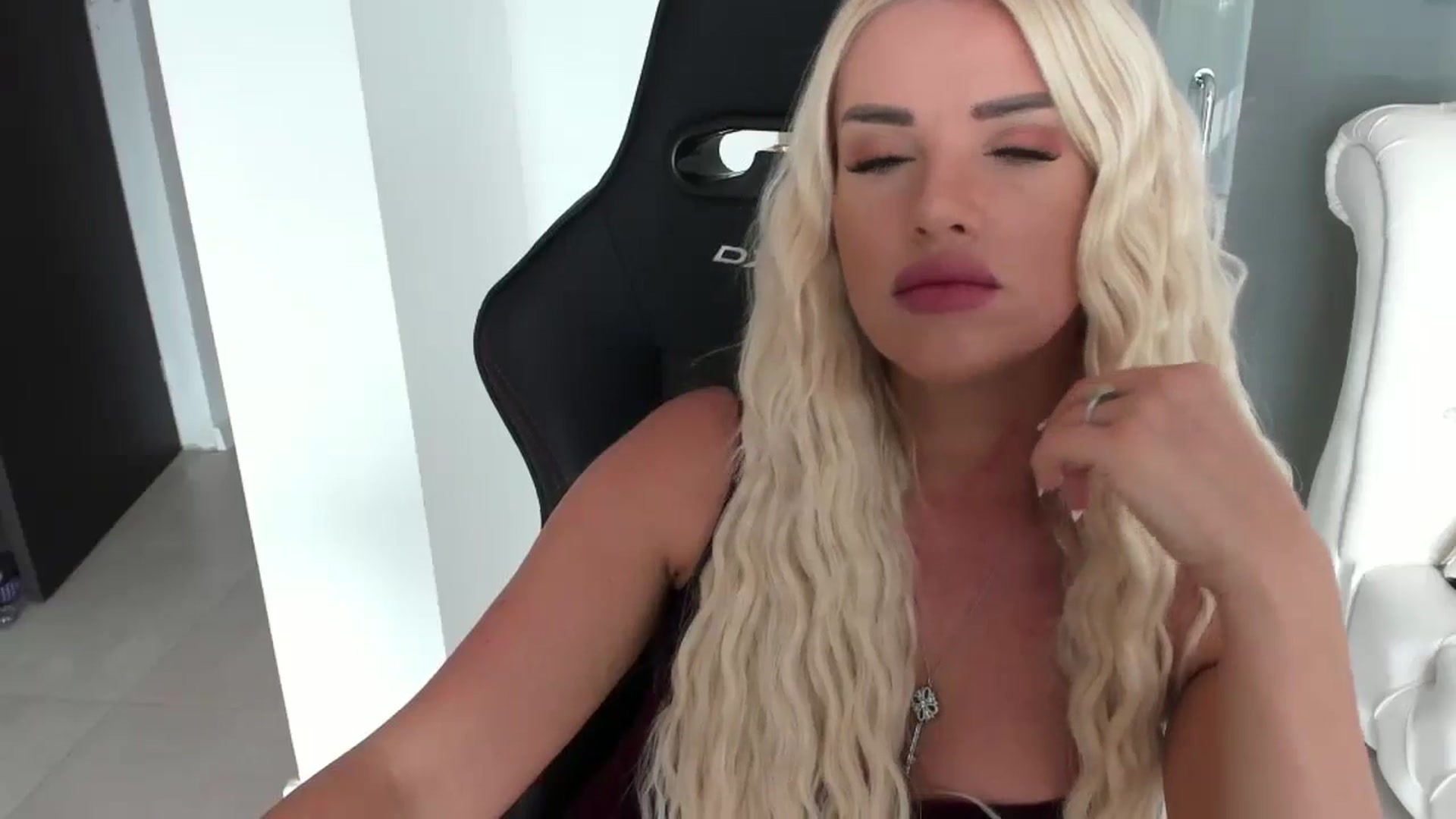 Gallery image thumbnail from Allesia_'s myfreecams stream on, 08/09/2024, 10:40 image 6 of 20