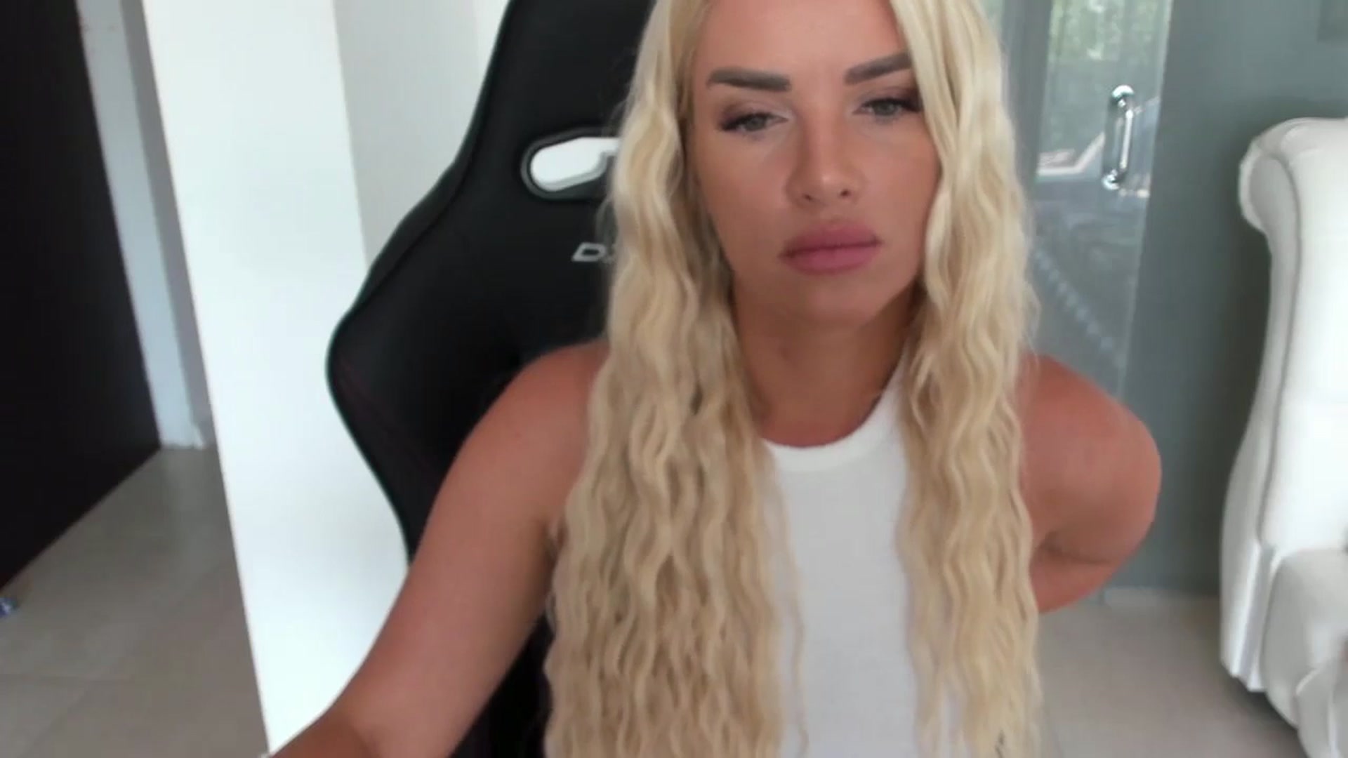 Gallery image thumbnail from Allesia_'s myfreecams stream on, 08/11/2024, 10:50 image 14 of 20