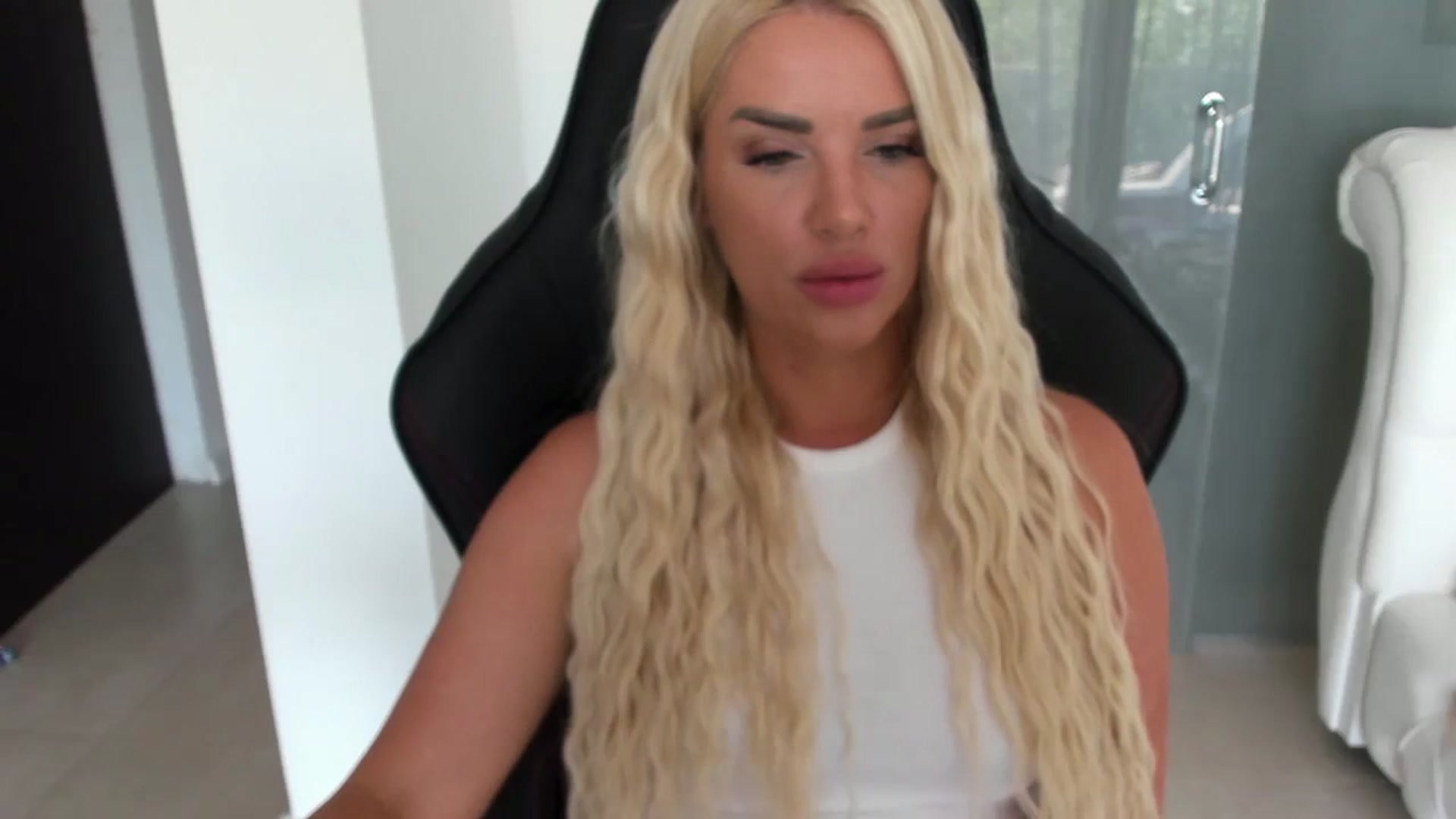 Gallery image thumbnail from Allesia_'s myfreecams stream on, 08/11/2024, 10:50 image 10 of 20