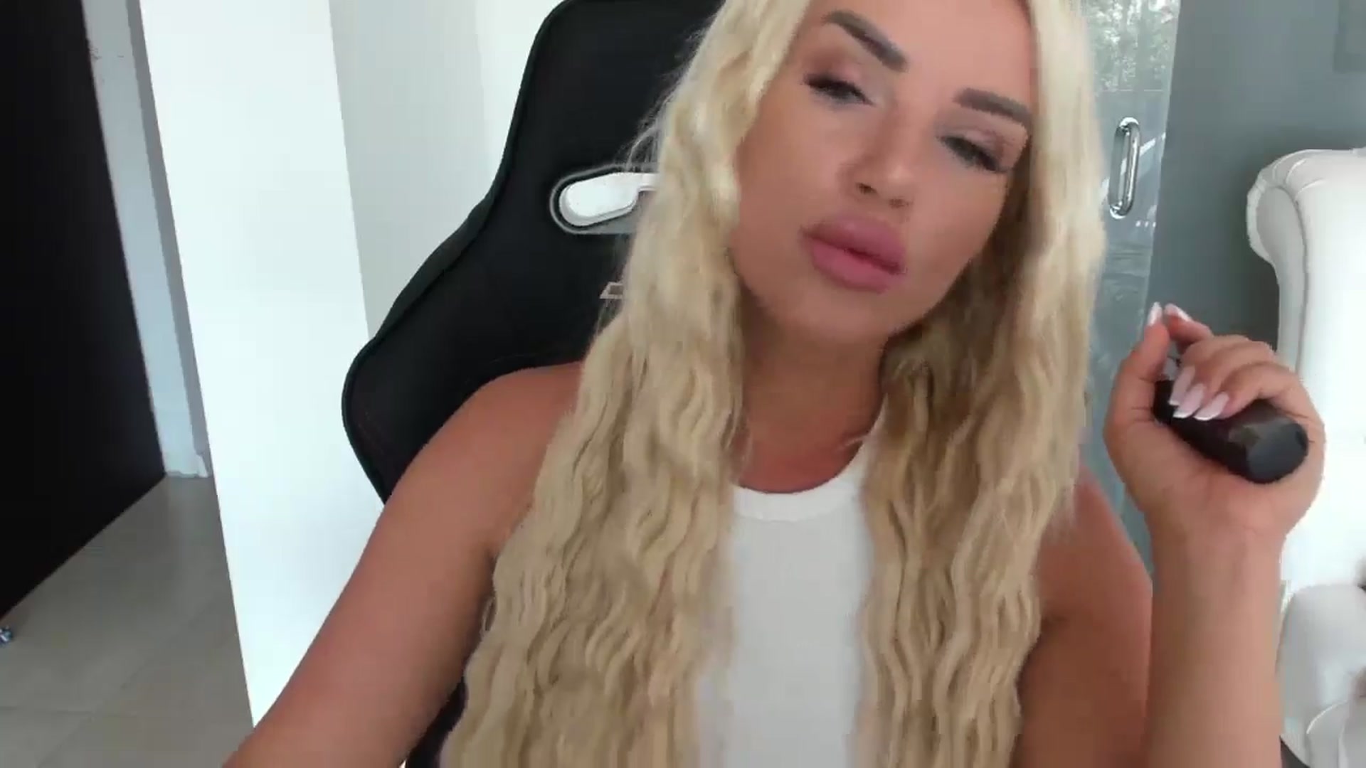 Gallery image thumbnail from Allesia_'s myfreecams stream on, 08/11/2024, 10:50 image 4 of 20