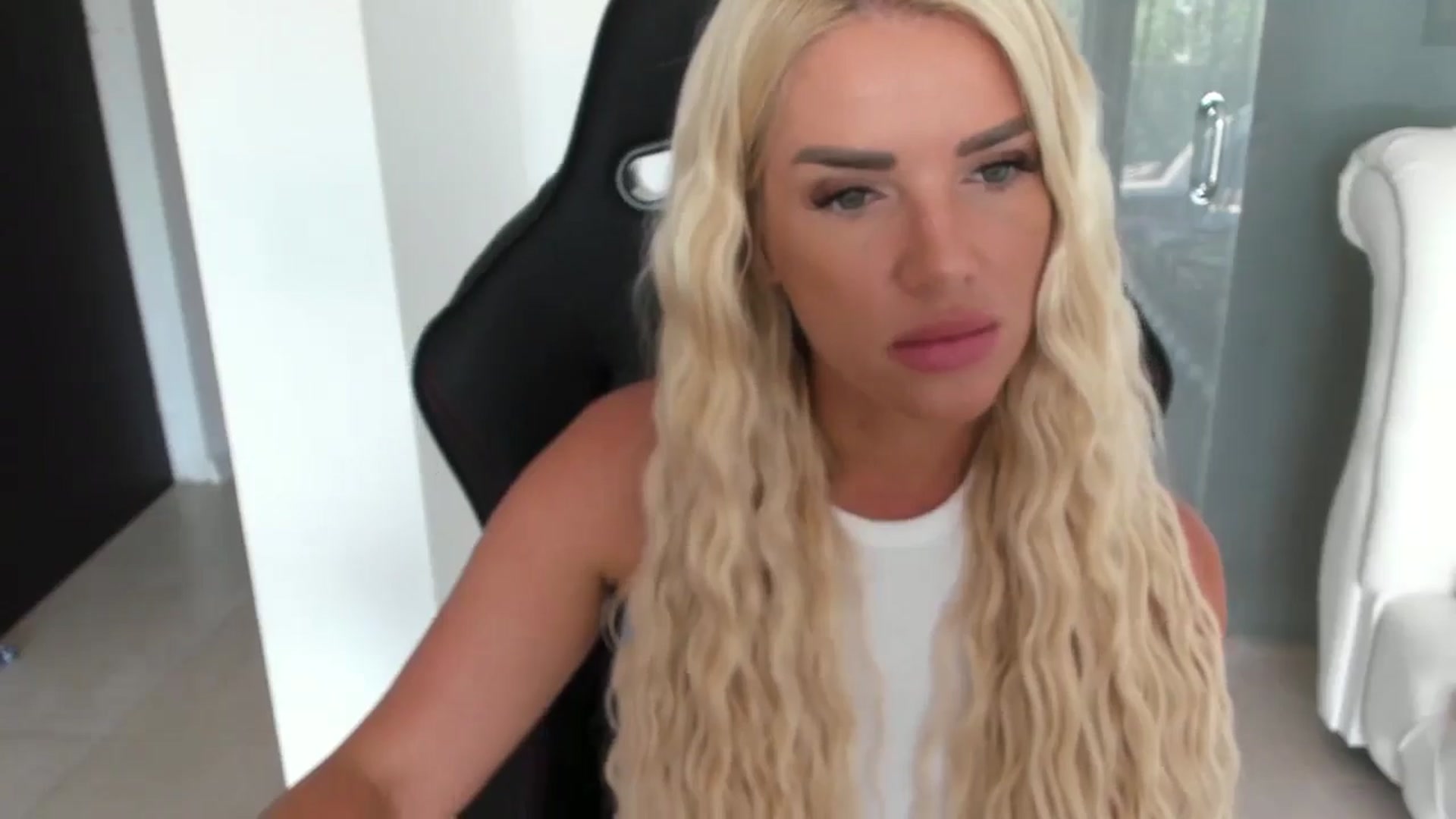 Gallery image thumbnail from Allesia_'s myfreecams stream on, 08/11/2024, 10:50 image 15 of 20
