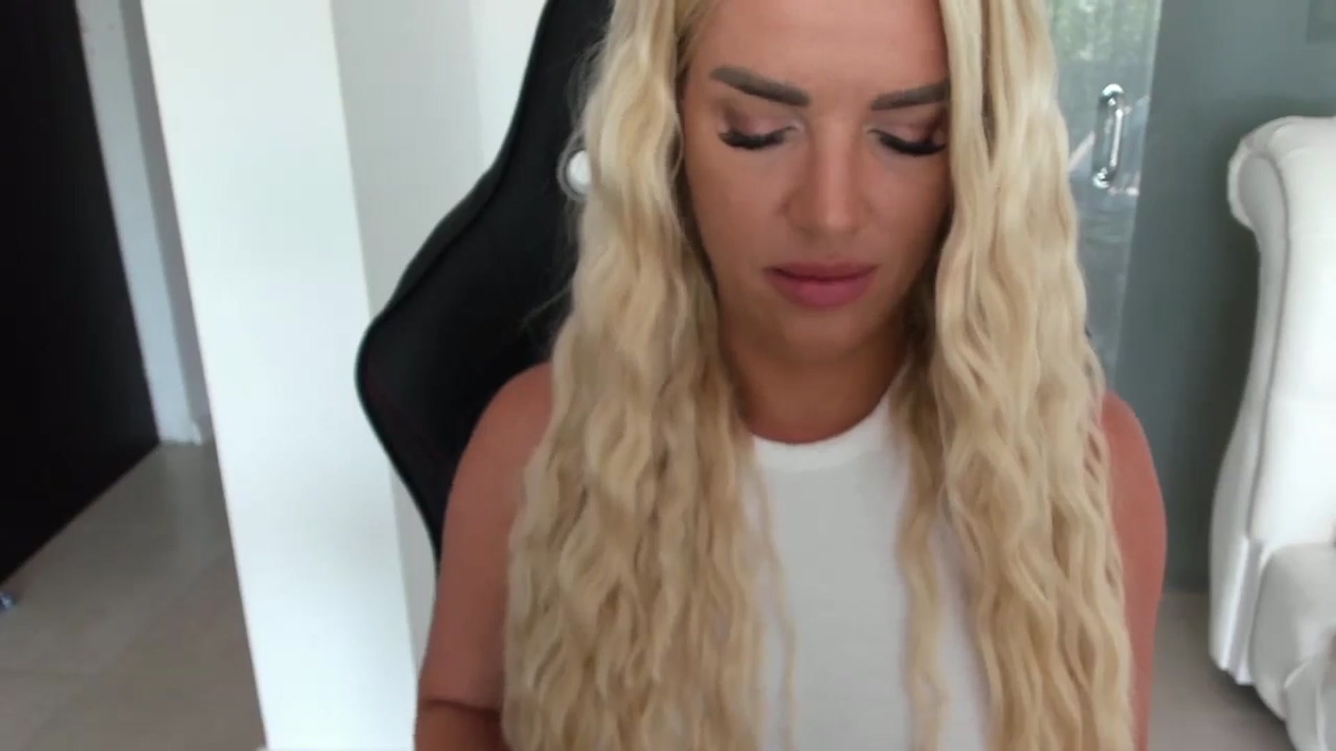Gallery image thumbnail from Allesia_'s myfreecams stream on, 08/11/2024, 10:50 image 13 of 20